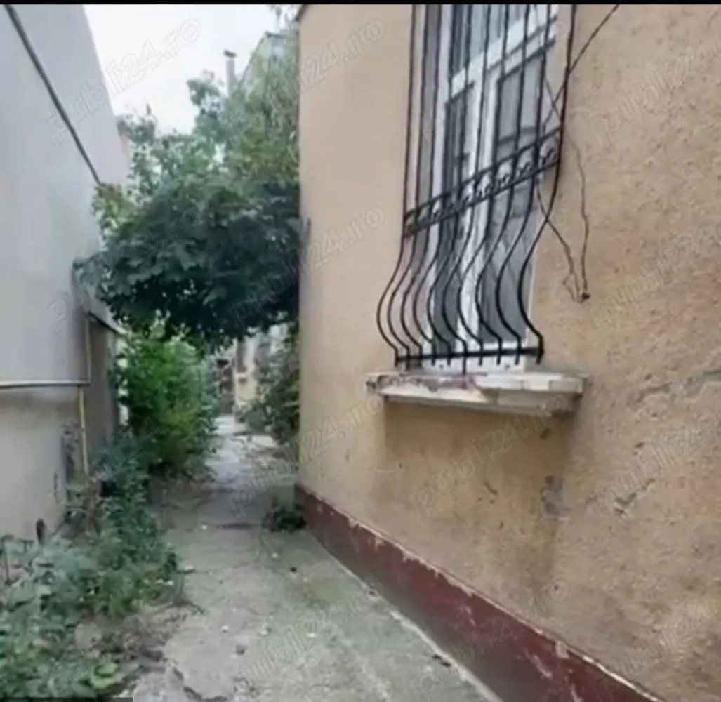 Vând Casă 2 corpuri stil vagon centrul Bucureștiului - Vând Casă, stil vagon, singur curte, cadastru, intabulare, compusă din 2 corpuri, unul are Sp+P+M - 225mp,al doilea doar parter 131 mp, teren 524mp, deschidere la strada 14 m, toate utilitățile, gaze, curent. Casa se află aproape de strada principală Viitorului, în sectorul 2 în zona centrală între strada Mihai Eminescu și Ștefan cel Mare. Accept credit!