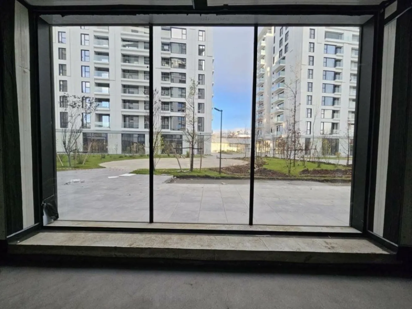 166mp + terasa spatiu One Cotroceni Park - Spatiu disponibil imediat in incinta complexului One Cotroceni Park in CT5, cu vitrina in curtea complexului. Pretul se factureaza dintr-o firma purtatoare platitoare de TVA, iar pretul solicitat include si cota de 19% TVA.