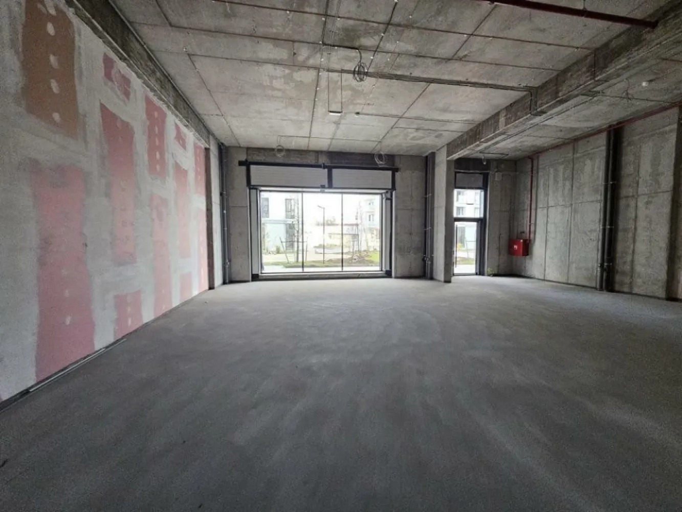 166mp + terasa spatiu One Cotroceni Park - Spatiu disponibil imediat in incinta complexului One Cotroceni Park in CT5, cu vitrina in curtea complexului. Pretul se factureaza dintr-o firma purtatoare platitoare de TVA, iar pretul solicitat include si cota de 19% TVA.