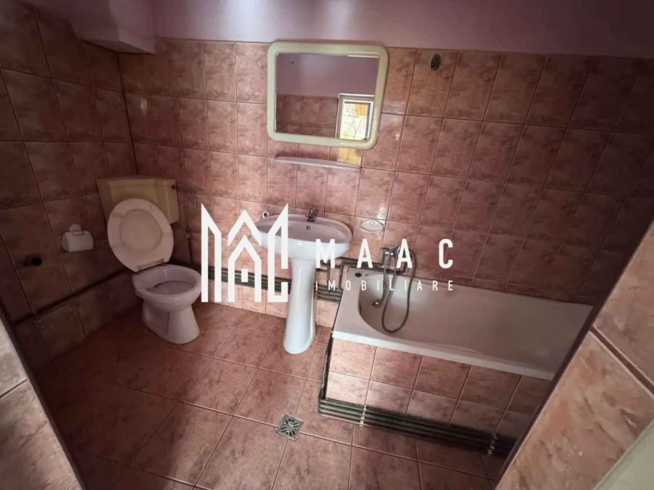 Casa individuala | 4 camere | 2 corpuri | zona Turnisor - Maac Imobiliare va prezinta spre vanzare o casa individuala alcatuita din 2 corpuri de cladire, situata in zona Turnisor. Corpul1 este alcatuit din 2 camere, bucatarie, baie. Exista 2 cai de acces si incalzirea se face prin centrala si calorifere. Celalalt corp detine 2 camere, baie, modulul de bucatarie fiind prezent in living. Incaperile sunt decomandate iar incalzirea se face prin centrala si calorifere. In spatele acestor cladiri se afla zona de anexe unde gasim: grajd, magazie, pivnita, bucatarie de vara iar in spatele acestora o gradina generoasa. Proprietatea permite accesul auto si se preteaza perfect ca rezidenta unifamiliala cat si plurifamiliala, orientarea e una favorabila, insorita, sud-est. Sunt prezente toate utilitatile: apa, gaz, curent, gazul si curenul fiind contoritzate separat, apa la comun. Acoperisul e din tigla, bine intretinut. Se poate vinde prin orice metoda de plata. Pentru mai multe detalii precizati telefonic ca ati vazut anuntul cu ID: CP2779607 }}