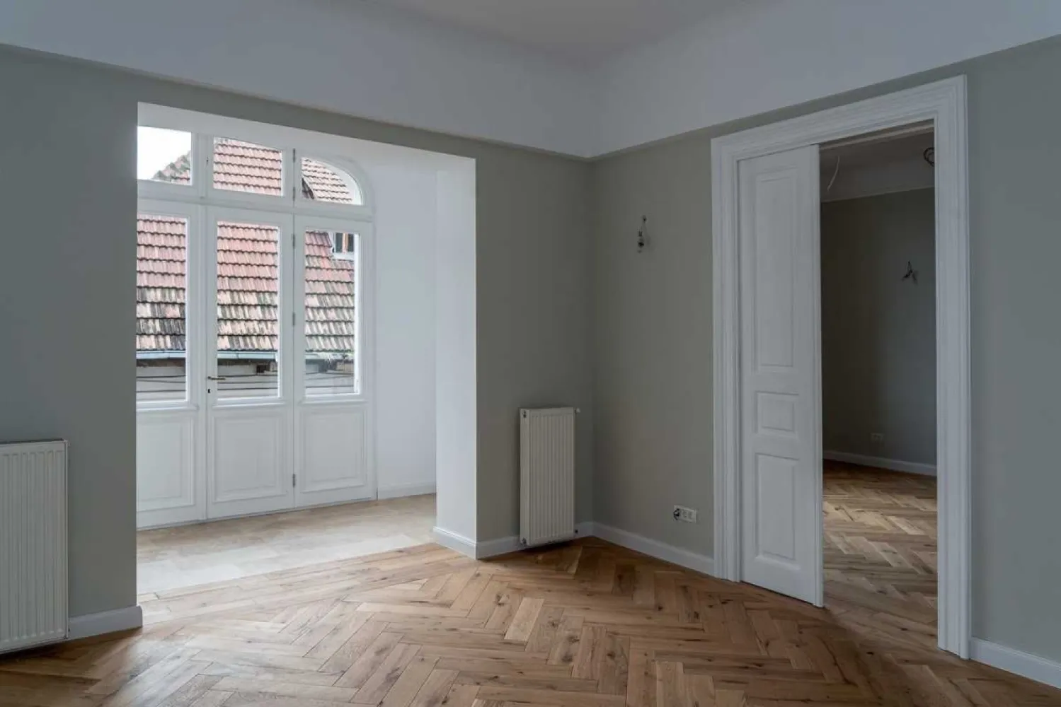 Apartament Lux Armeneasca - Direct proprietar Comision 0 - Apartament renovat complet situat la etajul 1 al unei vile cu D+P+E format din 5 camere, 2 toalete. Curte 100 mp Apartament format din 5 camere, 2 toalete. Balconul este inchis si se poate transforma in bucatarie sau spatiu recreere. Spatiul se afla la etajul 1 al unei vile formate din D+P+E. Vila are si o curte in suprafata de 100 mp ce se foloseste la comun. Apartamentul are ca dotari retea de transmitere rapida a datelor, alarma cu senzori de miscare, sistem de supraveghere video, videointerfon. Apartamentul a fost renovat total in 2021 avand toate instalatiile de apa, curent si gaze absolut noi. Podelele sunt refacute complet si au parchet multistratificat, usi din lemn masiv noi, imobilul fiind consolidat. Intrarea se face separat de celalalte nivele. Imobilul apartine unui singur proprietar.