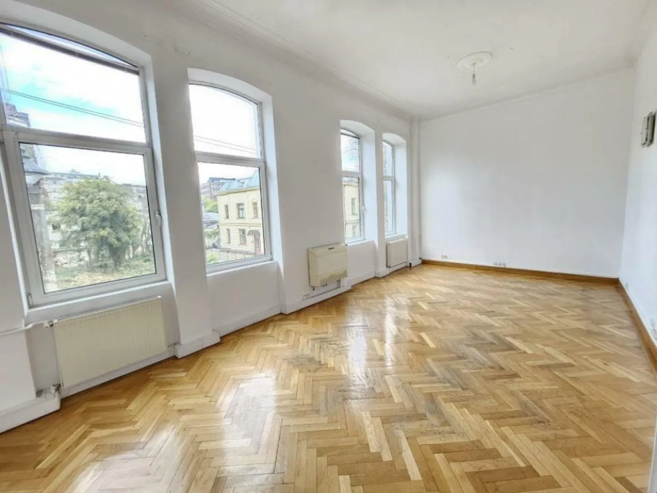 Ag BRASADAS închiriază vila cu 22 camere Piata Universitatii