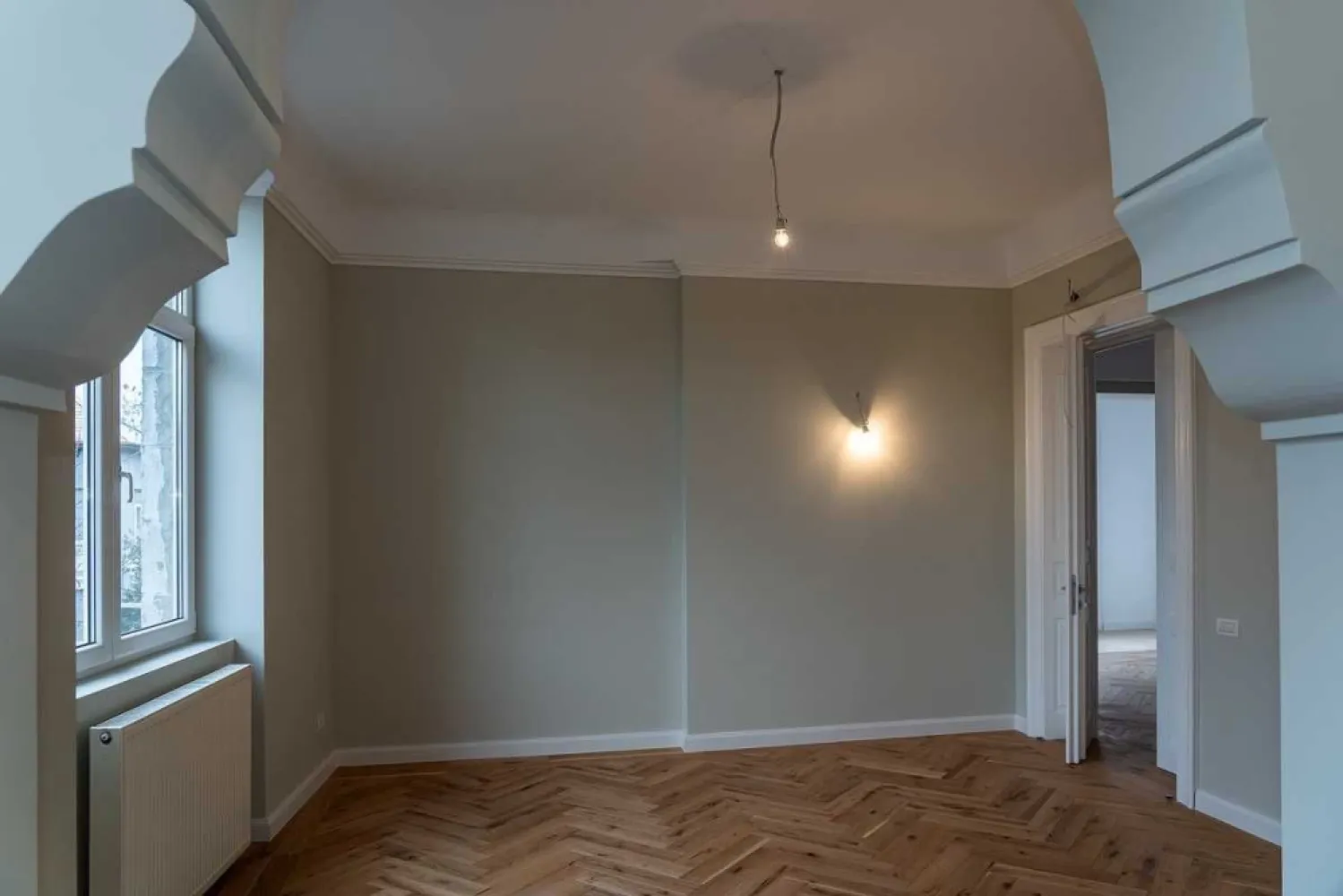 Apartament Lux Armeneasca - Direct proprietar Comision 0 - Apartament renovat complet situat la etajul 1 al unei vile cu D+P+E format din 5 camere, 2 toalete. Curte 100 mp Apartament format din 5 camere, 2 toalete. Balconul este inchis si se poate transforma in bucatarie sau spatiu recreere. Spatiul se afla la etajul 1 al unei vile formate din D+P+E. Vila are si o curte in suprafata de 100 mp ce se foloseste la comun. Apartamentul are ca dotari retea de transmitere rapida a datelor, alarma cu senzori de miscare, sistem de supraveghere video, videointerfon. Apartamentul a fost renovat total in 2021 avand toate instalatiile de apa, curent si gaze absolut noi. Podelele sunt refacute complet si au parchet multistratificat, usi din lemn masiv noi, imobilul fiind consolidat. Intrarea se face separat de celalalte nivele. Imobilul apartine unui singur proprietar.