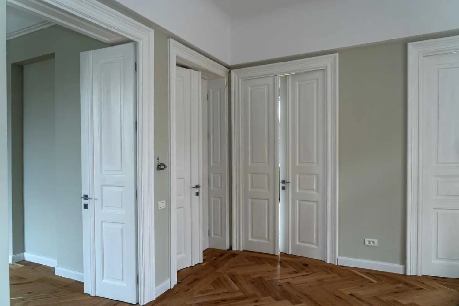 Apartament Lux Armeneasca - Direct proprietar Comision 0 - Apartament renovat complet situat la etajul 1 al unei vile cu D+P+E format din 5 camere, 2 toalete. Curte 100 mp Apartament format din 5 camere, 2 toalete. Balconul este inchis si se poate transforma in bucatarie sau spatiu recreere. Spatiul se afla la etajul 1 al unei vile formate din D+P+E. Vila are si o curte in suprafata de 100 mp ce se foloseste la comun. Apartamentul are ca dotari retea de transmitere rapida a datelor, alarma cu senzori de miscare, sistem de supraveghere video, videointerfon. Apartamentul a fost renovat total in 2021 avand toate instalatiile de apa, curent si gaze absolut noi. Podelele sunt refacute complet si au parchet multistratificat, usi din lemn masiv noi, imobilul fiind consolidat. Intrarea se face separat de celalalte nivele. Imobilul apartine unui singur proprietar.