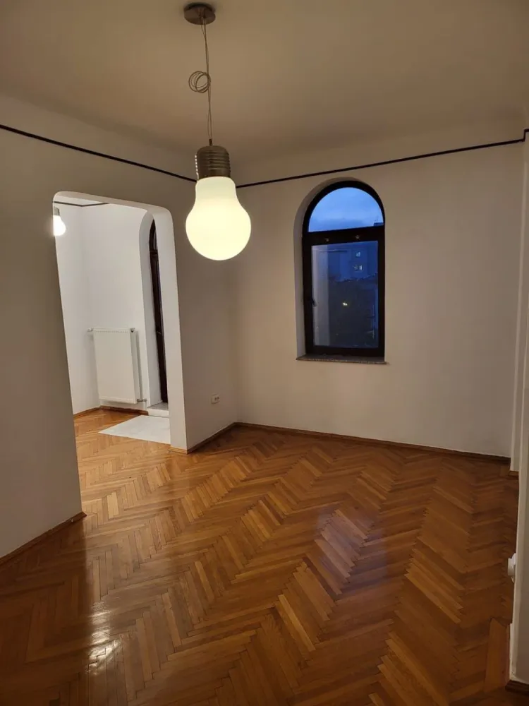 De inchiriat Apartament 5 camere - Apartament de închiriat. Dacia-intersectie cu Str.Icoanei foarte aproape de Gradina Icoanei, Piata Romana - apartamentul este situat la etajul 3 intr-un imobil elegant de 3 etaje, cu o intrare frumoasa si o arhitectuta specifica stilului interbelic. - Apartamentul este format din 5 camere decomandate, hol, bucatarie, baie, wc-serviciu, camera tehnica, fiind construit pe intreaga suprafata a etajului, ideal pentru resedinta. - Apartamentul beneficiaza de : -centrala de apartament, 2 unitati aer conditionat, geamuri termopan, masina de spalat rufe/vase, interfon, sistem de supraveghere video, usa metalica, iesire secundara, internet prin fibra optica-wifi. Imobilul nu are risc seismic.
