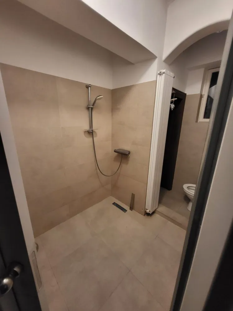 De inchiriat Apartament 5 camere - Apartament de închiriat. Dacia-intersectie cu Str.Icoanei foarte aproape de Gradina Icoanei, Piata Romana - apartamentul este situat la etajul 3 intr-un imobil elegant de 3 etaje, cu o intrare frumoasa si o arhitectuta specifica stilului interbelic. - Apartamentul este format din 5 camere decomandate, hol, bucatarie, baie, wc-serviciu, camera tehnica, fiind construit pe intreaga suprafata a etajului, ideal pentru resedinta. - Apartamentul beneficiaza de : -centrala de apartament, 2 unitati aer conditionat, geamuri termopan, masina de spalat rufe/vase, interfon, sistem de supraveghere video, usa metalica, iesire secundara, internet prin fibra optica-wifi. Imobilul nu are risc seismic.