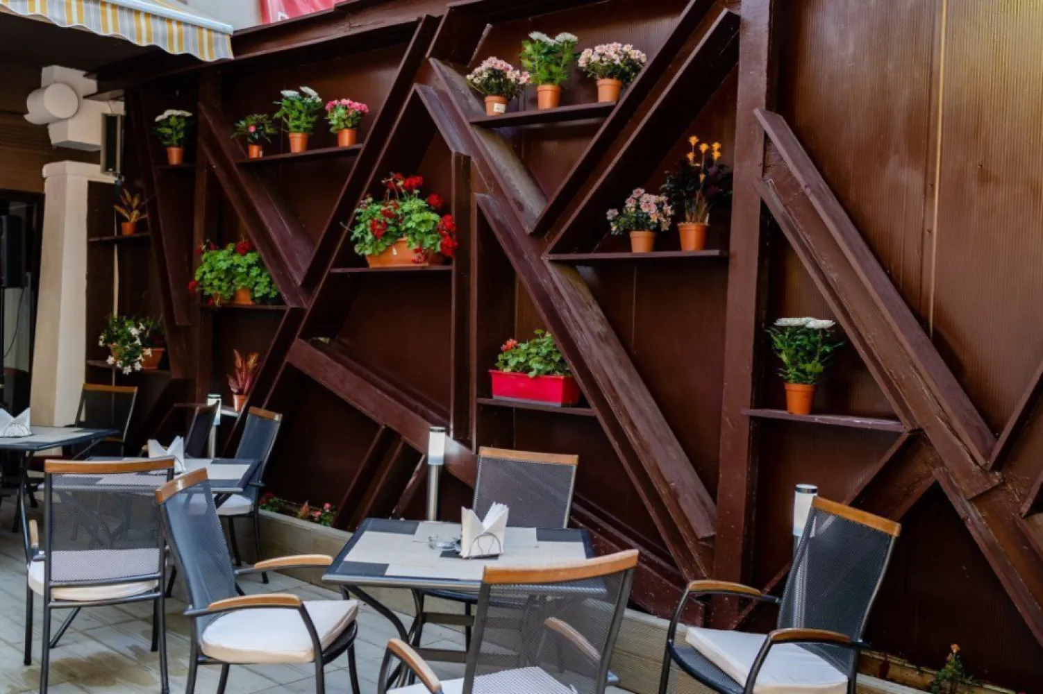 Spatiu pentru restaurant - intr-o cladire Apart-Hotel - Central + Parcare - Unic proprietar â€“ închiriem spaţiu pentru restaurant, la parter, într-o clădire nouă de tip Apart-Hotel! Detalii financiare: â€˘ Preţ lunar: 4.000 â‚Ź + TVA + utilităţi â€˘ La semnarea contractului: o 1 lună de chirie o 2 luni de chirie drept garanţie ________________________________________ Suprafaţă disponibilă şi dotări: Suprafaţe utile: â€˘ Sală interioară: 115 mp â€˘ Bucătărie: 39 mp â€˘ Grupuri sanitare clienţi: 8.5 mp â€˘ Vestiar staff bucătărie şi grup sanitar: 8.8 mp â€˘ Spaţiu depozitare subsol: 12.5 mp Zone exterioare: â€˘ Terasă Nord: 47 mp â€˘ Terasă Est: 23 mp â€˘ Curte Est: 21 mp Facilităţi suplimentare: â€˘ Contorizare independentă pentru apă, gaze naturale şi electricitate (trifazat). â€˘ Nu există impedimente pentru obţinerea autorizaţiei de funcţionare. ________________________________________ Detalii clădire: â€˘ Capacitate cazară: 34 de apartamente în regim hotelier, cu suprafeţe utile între 40 şi 90 mp, putând acomoda până la 90 de oaspeţi simultan. â€˘ Parcare: 33 locuri disponibile. ________________________________________ De ce acest spaţiu este ideal pentru afacerea dumneavoastră? Situat la parterul unei clădiri moderne de tip Apart-Hotel, spaţiul beneficiază de o expunere excelentă şi de un flux constant de potenţiali clienţi din rândul oaspeţilor cazaţi şi al trecătorilor. Terasele generoase şi zona de curte privată oferă un spaţiu perfect pentru amenajări atrăgătoare, care să îmbie clienţii la relaxare. Fotografiile din anunţ sunt menite să vă inspire şi să vă ajute să vă imaginaţi cum ar putea prinde viaţă afacerea dumneavoastră HoReCa în acest spaţiu de închiriat, special conceput pentru un restaurant de succes. ________________________________________ Program pentru vizionări: â€˘ Luni â€“ Vineri: 12:00 â€“ 19:00 â€˘ Sâmbătă şi Duminică: 13:00 â€“ 17:00 Pentru programări: Contactaţi-ne telefonic sau prin WhatsApp pentru a stabili o vizionare. Vă mulţumim şi vă aşteptăm cu drag!