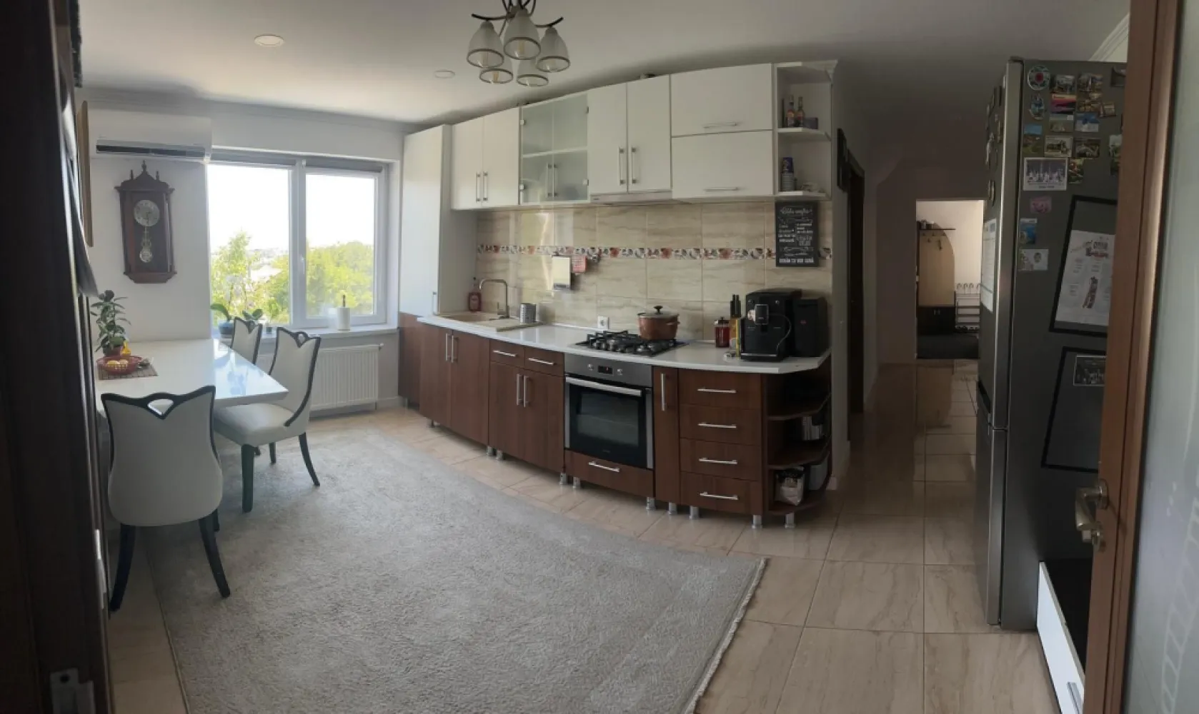 Ag BRASADAS vinde ap 3 cam etaj 2/2 Miroslava 71mp. - Agenția BRASADAS vinde apartament cu 3 camere, având suprafata utila de 71mp. în Miroslava, la 200metri de primarie si de Family Market. Apartamentul se afla in cadrul unui bloculet tip vila, cu 2 etaje si un numar total de 6 apartamente, fiind pozitionat la etajul 2. Ca bonus: -Pod deasupra si scara interioara pentru spatiu depozitare. -Beci, aferent fiecarui apartament -Curte interioara -Parcare -Terasă -Foișor Consturictia este finalizata in 2014. Apartamentul se preda parțial mobilat. Dotat cu centrala termica, aer conditionat, renovat 2021. Se accepta si plata prin credit ! Pentru mai multe oferte accesați www.brasadas.com.