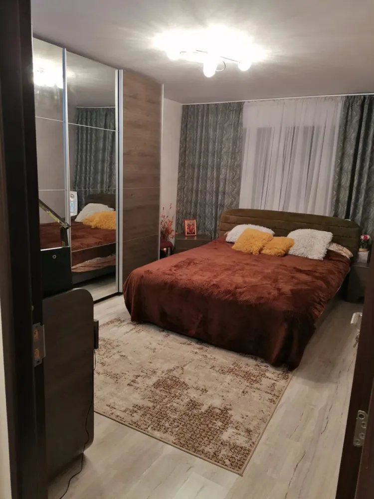 brasadas.com vinde ap 3 cam mob./utilat 70mp et 1 Miroslava. - Agenția BRASADAS vinde apartament 3 camere 70mp. et 1, decomandat, in Miroslava (la 2 statii de Market Family) dintr un ansamblu de vile finalizate in 2021. Este o zona linistita situata vizavi de Pepiniera din zona, mai exact str Ion Voda cel Viteaz o perpendiculara a DJ Iasi -Voinesti 3km de Iasi. -.Mijloc de transport autobuz 23, 105 statia fiind(langa Birou Notarial Iulia Paduraru)sau partea opusa Market Profi .. -Apartamentul se afla chiar langa Gradinita FunTastiKids(fosta Carusel) Miroslava! - Compus din: - Parter-Hol si Scara proprie -Etaj Hol ,baie,dormitor matrimonial,dormitor secundar ,living open space(lsufragerie si bucatarie,), terasa(balcon) -Zona depozitare la mansarda de 70mp(ce se poate face locuibila ). -Apartamentul este locuit de 3anI ,se vinde complet mobilat, utilat cu instalatie profesionala de filtrare a apei . .Pentru mai multe oferte accesați www.brasadas.com.