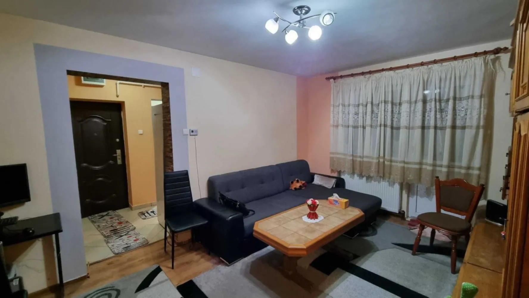 De vanzare apartament 3 camere - De vanzare apartament din caramida, 3 camere, Satu Mare, str. Botizului, etaj 2 din 3, 69mp, balcon inchis, izolat exterior. 65 000 de euro.