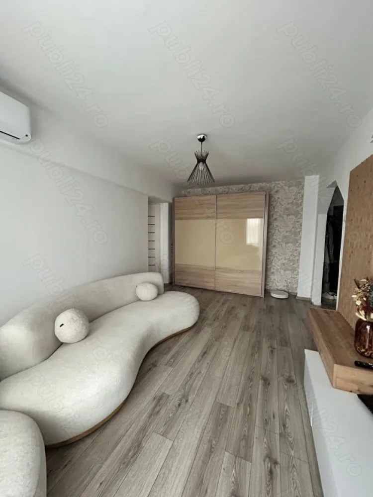 Apartament de vanzare Calea Plevnei - De vanzare apartament de 3 camere in zona Calea Plevnei 44, in apropierea statiilor de metrou Eroilor si Izvor, parcul Cismigiu si Facultatea de Drept. Apartamentul se vinde mobilat si utilat complet, dotat cu aer conditionat, masina de spalat cu uscator, televizoare si alte electrocasnice. Incalizrea se realizeaza prin centrala proprie a blocului. Pentru mai multe detalii nu ezitati sa ne contactati!