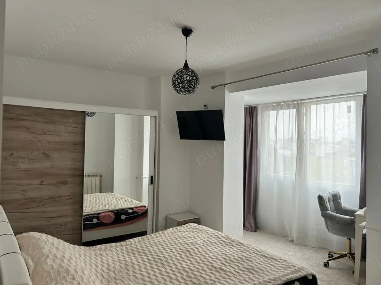 Apartament de vanzare Calea Plevnei - De vanzare apartament de 3 camere in zona Calea Plevnei 44, in apropierea statiilor de metrou Eroilor si Izvor, parcul Cismigiu si Facultatea de Drept. Apartamentul se vinde mobilat si utilat complet, dotat cu aer conditionat, masina de spalat cu uscator, televizoare si alte electrocasnice. Incalizrea se realizeaza prin centrala proprie a blocului. Pentru mai multe detalii nu ezitati sa ne contactati!