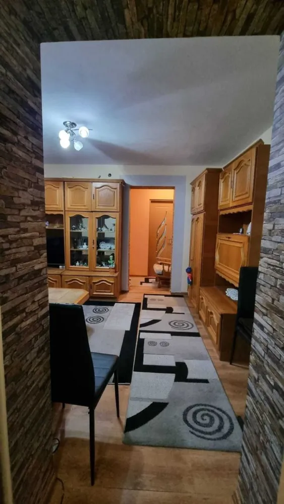 De vanzare apartament 3 camere - De vanzare apartament din caramida, 3 camere, Satu Mare, str. Botizului, etaj 2 din 3, 69mp, balcon inchis, izolat exterior. 65 000 de euro.