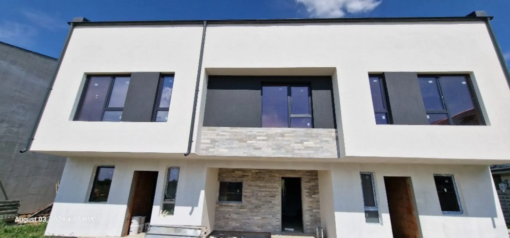 Vile Otopeni-triplex: 110 mp utili + 100 mp gradina- comison 0 - DEZVOLTATOR IMOBILIAR - otopeni-rezidential.ro - vanzare vile Otopeni- cartier privat (inchis) - pret 160.000 euro + tva > tip triplex - 4 camere + 3 grupuri sanitare: 109 mp utili (120 mp construiti) +100 mp gradina / 10.9 mp tersasa - 2 locuri parcare: > predare la cheie - centrala termica, 1 x aer conditionat, gresie + faianta, parchet, usi, obiecte sanitare; > dispunere vila: parter - grup sanitar + hol + living si bucatarie, etaj 1 - grup sanitar + hol +2 x dormitoare, etaj 2 (mansarda) - gup sanitar + 1 x camera; > complex de vile tip duplex si triplex privat - inchis, cu acces numai pentru locatari sau vizitatori; > amplasat pe strada Drumull Viilor Otopeni intersectie cu Marin Preda; > in vecinatatea supermarketului Penny cit si a bazei sportive CS Otopeni; > racordat la canalizarea orasului, toate utilitatile disponibile - gaz, curent, cablu tva etc.; > loc de joaca dedicat complexului; > parcare pivata/ 2 x locuri per locuinta; > curte privata; > finisaje de lux; Mai multe detalii la telefon (sau WhatsApp) sau pe otopeni-rezidential.ro