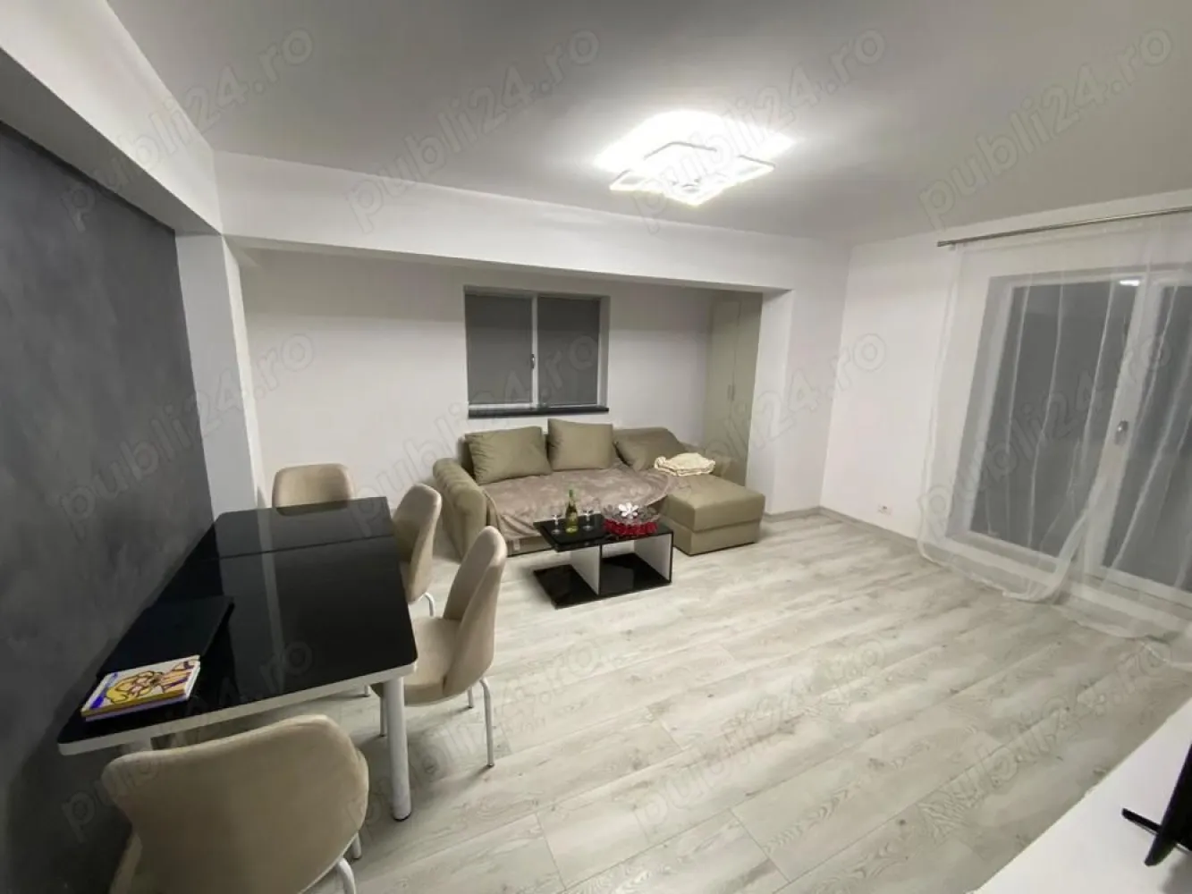 Apartament cu 2 camere in Bragadiru zona Prelungirea Ghencea - Apartament spatios cu 2 camere in Bragadiru zona Prelungirea Ghencea. Suprafața utila de 61,8 mp, iar suprafata totala de 68,5 mp. Etajul 1 din 4, blocul este finalizat în 2021, foarte bine izolat fonic, structura blocului este facuta din caramida si beton. Se vinde complet mobilat! O parte din mobilier este achizitionat recent. Incalzirea apartamentului este realizata prin calorifere cu ajutorului centralei termice. Apartamentul este racordat la toate utilitățile. Vecinătăți: Mega Image, grădinițe, saloane, restaurante, spălătorii, service auto etc. Blocul face parte dintr un complex dotat cu bariere și camere de supraveghere care este situat pe strada Cireșar din Bragadiru. Se acceptă CREDIT IPOTECAR PRIMA CASĂ CASH NEGOCIABIL ȘI MUTAREA IN NOUL TAU APARTAMENT SE POATE REALIZA IMEDIAT. Numere de contact: