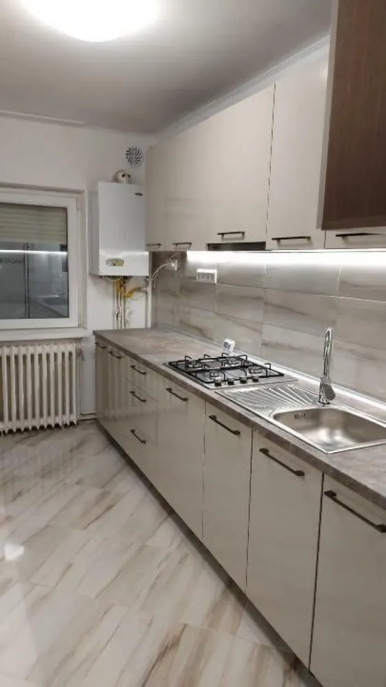 Vând apartament 3 camere la intrarea in Micro 17 Satu Mare - De vânzare: apartament spaţios cu trei camere decomandate la intrarea in Micro 17 ,Satu Mare. Pret:105000 euro Această locuinţă modernă de o supratfata de 80 de m2 oferă un living luminos, două dormitoare spaţioase, o bucătărie complet utilată şi o debara cu intrarea din bucatarie. Situat aproape de magazine,scoli,piata, restaurante şi mijloace de transport în comun. Preţ: 105.000 de euro. Programaţi o vizionare acum! Acest apartament recent renovat este izolat complet şi fininsat. Alegerea ideală pentru cei care caută confort şi stil! Apartamentul dispune de două băi moderne: una cu cabină de duş şi cealaltă cu o cadă confortabilă. Perfect pentru o baie relaxantă sau un duş rapid! În plus, apartamentul are o pivniţă spaţioasă sub una dintre camere. Ideală pentru depozitare suplimentară sau pentru amenajarea unui spaţiu de hobby. Situat la începutul cartierului Micro 17, acest apartament se află la un parter înălţat. O locaţie excelentă, de locuit cat si pentru cabinete medicale sau alte servici. În plus, apartamentul are încălzire proprie pentru confort şi comoditate. De asemenea, sunt incluse aparate electrocasnice noi, printre care o maşină de spălat, un frigider modern no-frost şi mobilier de bucătărie nou. Toate camerele sunt mobilate cu mobilier nou, inclusiv dormitorul, livingul şi cea de-a doua cameră care se poate folosi ca si dormitor sau camera de studiu. Fiecare spaţiu a fost gândit pentru a oferi confort şi stil." In decurs de cateva ore va puteti muta. Contact: Âˇ Telefon: (disponibil pe WhatsApp) Âˇ Email: Programaţi o vizionare acum prin WhatsApp sau apel telefonic!
