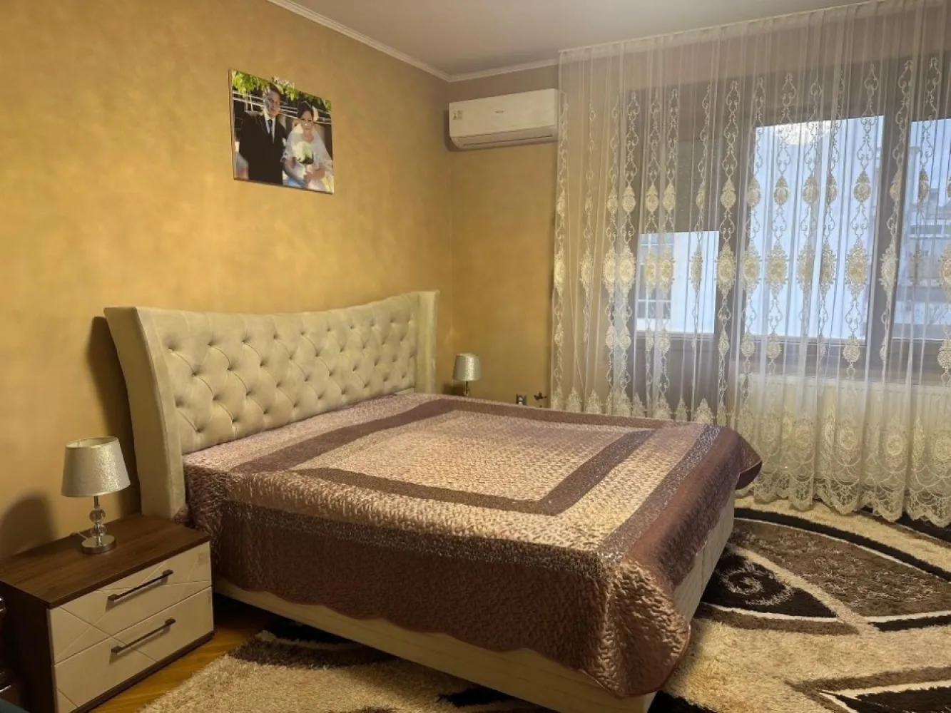 BRASADAS vinde ap 3 cam 108 mp. Ultracentral - Agentia imobiliara BRASADAS vinde apartament elegant cu 3 camere, complet mobilat si utilat, în zona ultracentrală din Satu Mare. Caracteristici și dotări premium: • Suprafață generoasă: 121 mp total (108,5 mp utili), compartimentați inteligent pentru a-ți oferi confort și funcționalitate. • Spații multiple: 3 camere decomandate luminoase,un hol mare, o bucătărie complet utilată, 1 baie modernă, două balcoane ideale pentru relaxare și o cămară practică pentru depozitare. • Facilități suplimentare: Garaj propriu, două beciuri spațioase, pod,curte comună perfectă pentru socializare sau relaxare în aer liber. • Dotări moderne: Aer condiționat pentru confort pe tot parcursul anului, mobilier și electrocasnice noi, de calitate superioară, fără necesitatea de investiții suplimentare. Beneficii ale locației: Situat într-o zonă de top din Satu Mare, aproape de Piața Mare, grădinițe și școli, apartamentul oferă acces rapid la toate punctele de interes, păstrând totodată o atmosferă liniștită și relaxantă. Te vei bucura de liniștea unei zone rezidențiale bine cotate, dar cu avantajul unei locații centrale. Www.brasadas.com.