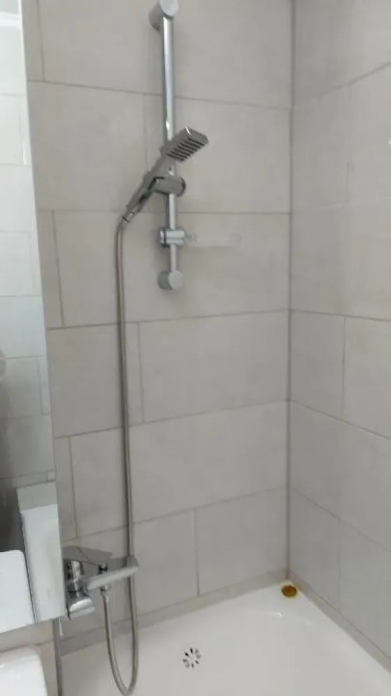 Vând apartament 3 camere la intrarea in Micro 17 Satu Mare - De vânzare: apartament spaţios cu trei camere decomandate la intrarea in Micro 17 ,Satu Mare. Pret:105000 euro Această locuinţă modernă de o supratfata de 80 de m2 oferă un living luminos, două dormitoare spaţioase, o bucătărie complet utilată şi o debara cu intrarea din bucatarie. Situat aproape de magazine,scoli,piata, restaurante şi mijloace de transport în comun. Preţ: 105.000 de euro. Programaţi o vizionare acum! Acest apartament recent renovat este izolat complet şi fininsat. Alegerea ideală pentru cei care caută confort şi stil! Apartamentul dispune de două băi moderne: una cu cabină de duş şi cealaltă cu o cadă confortabilă. Perfect pentru o baie relaxantă sau un duş rapid! În plus, apartamentul are o pivniţă spaţioasă sub una dintre camere. Ideală pentru depozitare suplimentară sau pentru amenajarea unui spaţiu de hobby. Situat la începutul cartierului Micro 17, acest apartament se află la un parter înălţat. O locaţie excelentă, de locuit cat si pentru cabinete medicale sau alte servici. În plus, apartamentul are încălzire proprie pentru confort şi comoditate. De asemenea, sunt incluse aparate electrocasnice noi, printre care o maşină de spălat, un frigider modern no-frost şi mobilier de bucătărie nou. Toate camerele sunt mobilate cu mobilier nou, inclusiv dormitorul, livingul şi cea de-a doua cameră care se poate folosi ca si dormitor sau camera de studiu. Fiecare spaţiu a fost gândit pentru a oferi confort şi stil." In decurs de cateva ore va puteti muta. Contact: Âˇ Telefon: (disponibil pe WhatsApp) Âˇ Email: Programaţi o vizionare acum prin WhatsApp sau apel telefonic!