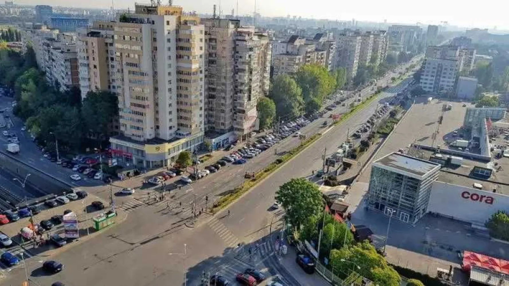 Apartament 3 camere Cora Lujerului, Militari sector 6 Bucuresti - Anunț de vânzare apartament 3 camere în curs de renovare Descriere: Vă ofer un apartament spațios cu 3 camere, aflat în curs de renovare, situat la etajul 2 într-un bloc bine întreținut. Apartamentul beneficiază de geamuri termopan și dispune de o suprafață generoasă de aproximativ 70 mp construiți, ideală pentru familii sau cupluri care își doresc spațiu suplimentar. Compartimentare: 2 dormitoare spațioase Sufragerie luminoasă și primitoare Bucătărie generoasă, ușor de amenajat după preferințe 2 băi complet funcționale 1 balcon cu vedere liniștită Vestibul primitor și debara pentru depozitare suplimentară Facilități și amplasare Apartamentul este situat într-o zonă excelent deservită de mijloace de transport: - Tramvai, Metrou si Autobuze la doi pasi - În proximitate de Cora Lujerului, Complex Sir si alte puncte de interes O varietate de instituții de învățământ: - Grădinițe de stat, - Școala Gimnazială - Liceu in zona Pentru cumpărături și activități de agrement, aveți la dispoziție: - Cora Lujerului - SIR - Lidl Detalii suplimentare: Apartamentul se vinde cu posibilitatea de a personaliza lucrările de renovare ramase, oferindu-vă ocazia de a crea un cămin după propriul gust.