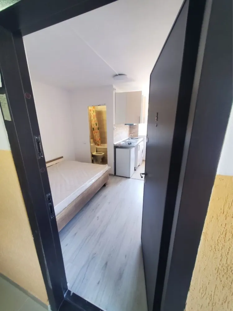 Garsoniera sector 4 - Garsonieră de vânzare – Sector 4, București Vând garsonieră situată într-o zonă liniștită și bine conectată din Sectorul 4, București. Imobilul se află într-un bloc curat și bine întreținut, la doar 10 minut de mers pe jos până la stațiile de metrou și transport în comun, supermarketuri și facilități. Detalii: • Suprafață: [ 15m2 ] • Etaj: [ parter ] • Compartimentare: [ semidecomandată ] • Încălzire: centrală proprie a blocului • Stare: nouă , renovata Preț: 26.000 € Garsoniera este ideală atât pentru investitori, cât și pentru cei care doresc să locuiască. Nu ezitați să mă contactați pentru detalii suplimentare sau pentru a programa o vizionare. Garsoniera este închiriată, se poate vinde cu tot cu chiriași.