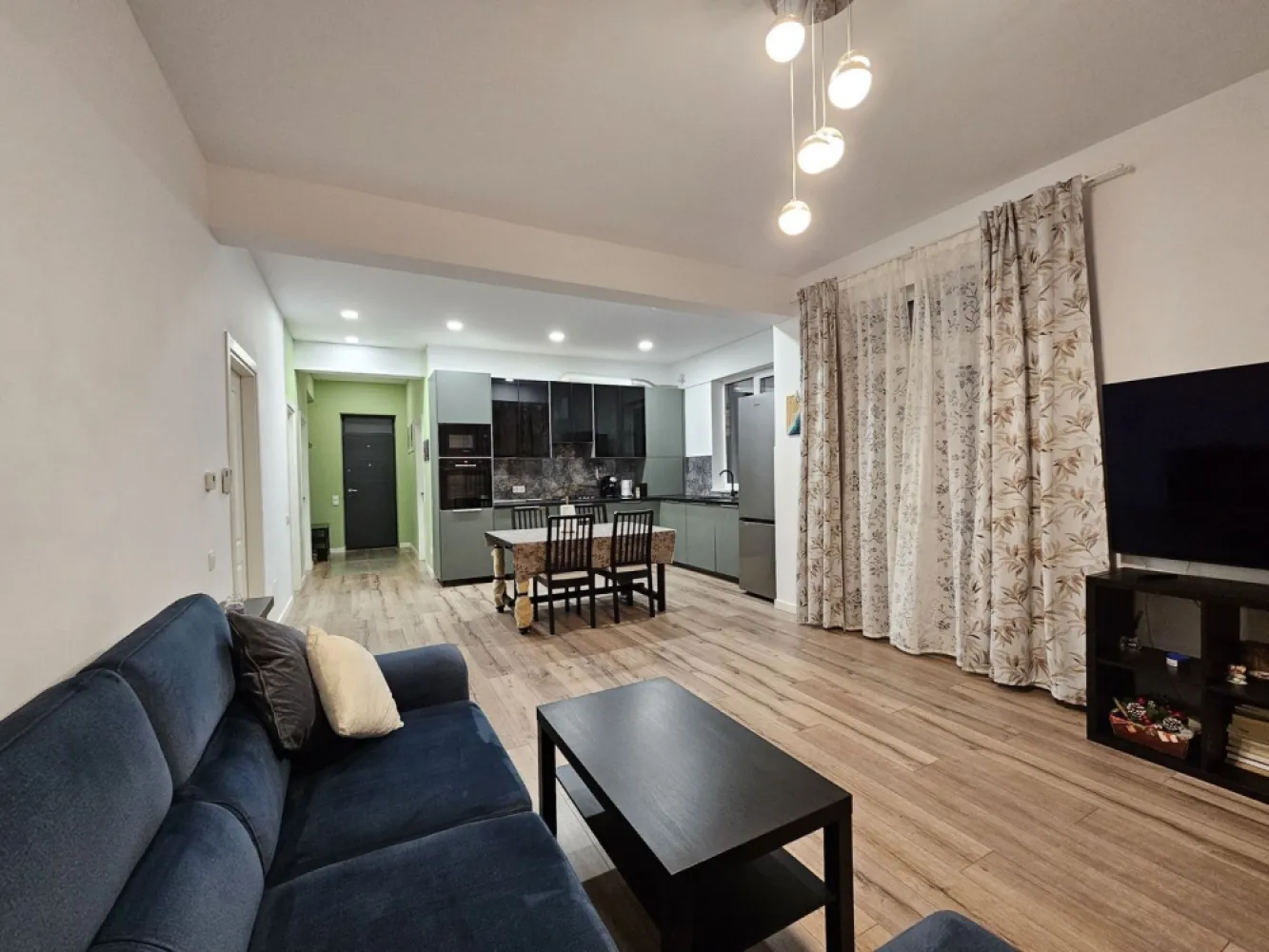 Proprietar vând locuință în Tunari IlfovAn construcție 2 - Proprietar - Vând Vilă Tip Parter Individuala în Tunari, Județ Ilfov, complet mobilată și utilată. An construcție 2022. Este situată în Complexul Rezidențial Villa Nova Residence Casa si zona sunt super ok dar noi ne-am schimbat planurile. Detalii: • Suprafață teren: 303 m2 , Suprafață casă: 107 m2, suprafa utilă 90,3 m • Terasă de 16 m2 cu pergolă și mobilier • 2 locuri de parcare proprii • 4 camere spațioase (înălțime in toată casa 3 m), 2 băi, bucătărie complet echipată (masina de spalat vase 16 seturi, hota silentioasa cu 700 m3 evacuare, cuptoare Bosh, etc.) • Pod mare (2,1 m înălțime la coama) pe toata suprafata casei. • Încălzire în pardoseală, cu centrală proprie pe gaz • Geamuri mari Tripan cu protecție UV și jaluzele exterioare din aluminiu la toate geamurile, actionate cu telecomanda. • Aparate de aer condiționat Mitsubishi noi în toate camerele ( 18000 btu living, 9000 in dormitoare) • Finisaje premium: gresie și faianță de calitate superioară, parchet SPC compatibil cu încălzirea în pardoseală și uși moderne • Transport în comun la 12 minute de mers pe jos • Distante cu masina: 20 min pana la mall Băneasa, 20 min pana la aeroportul Otopeni.