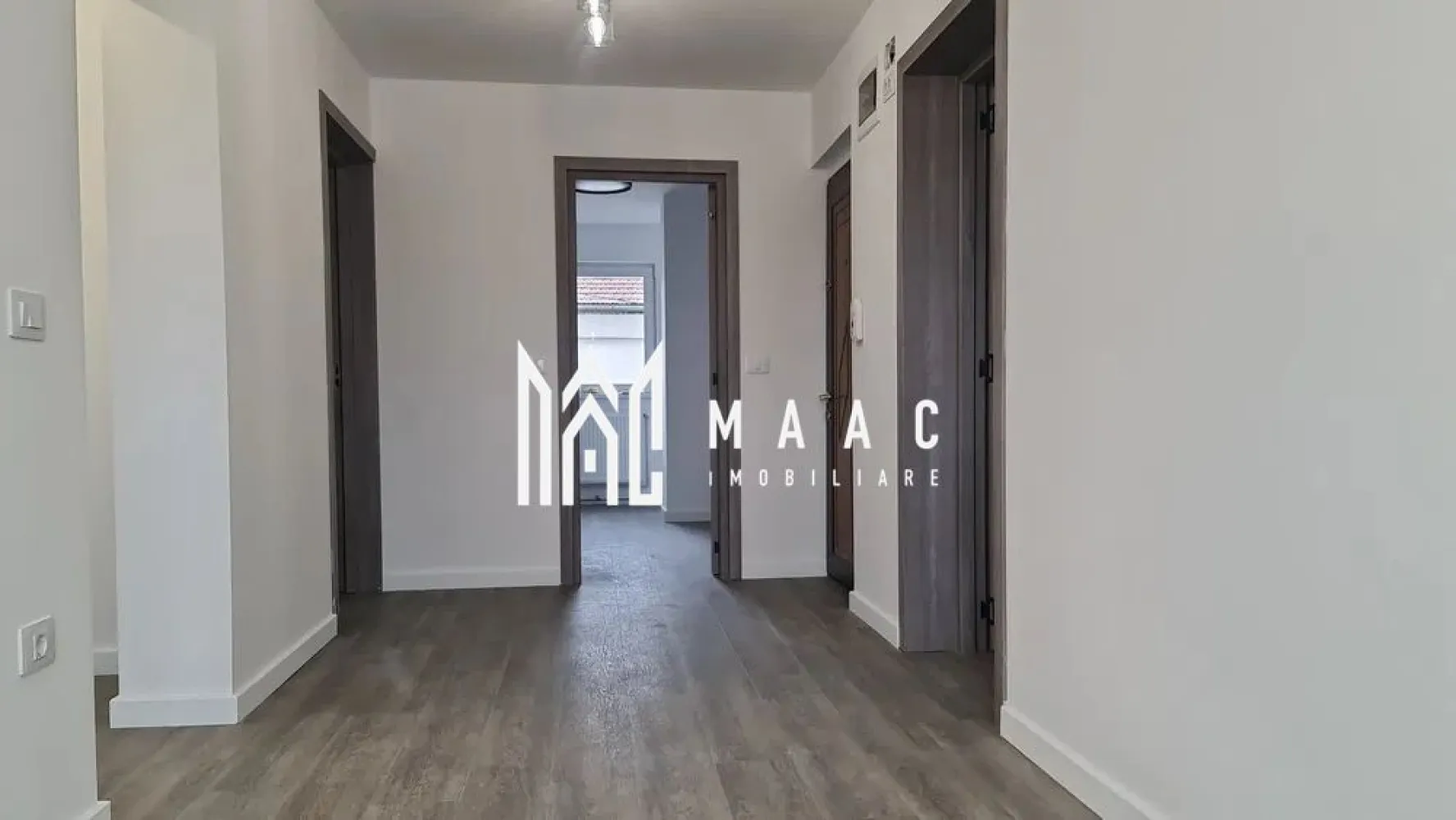 BLACK FRIDAY I Apartament 4 Camere I Decomandat I Renovat - BLACK FRIDAY - Profită de cea mai bună perioadă din an pentru a deveni proprietar! Reducere de 5.100 euro Pret vechi - 165.000 euro Pret promotional - 159.900 euro Se oferă spre vânzare un apartament cu 4 camere, decomandat, cu o suprafață utilă de 64 mp, situat la etajul 4 din 4, într-o zonă foarte căutată Constantin Noica aproape de magazine, școli și mijloace de transport. Apartamentul este renovat complet, se vinde nemobilat și neutilat, oferind astfel oportunitatea de a fi amenajat după gustul viitorului proprietar. Beneficiază de două balcoane și pivniță pentru spațiu de depozitare suplimentar. Compartimentare: ✔️ Living ✔️ 3 dormitoare ✔️ Bucătărie separată ✔️ Baie ✔️ Hol ✔️ 2 balcoane Caracteristici: 64 mp utili Etaj 4 din 4 Decomandat Renovare recentă Nemobilat și neutilat 2 balcoane Pivniță Zonă Mihai Viteazu – acces rapid către tot ce ai nevoie 📞 Pentru detalii suplimentare și programări la vizionare: ID:CP2779562 }}