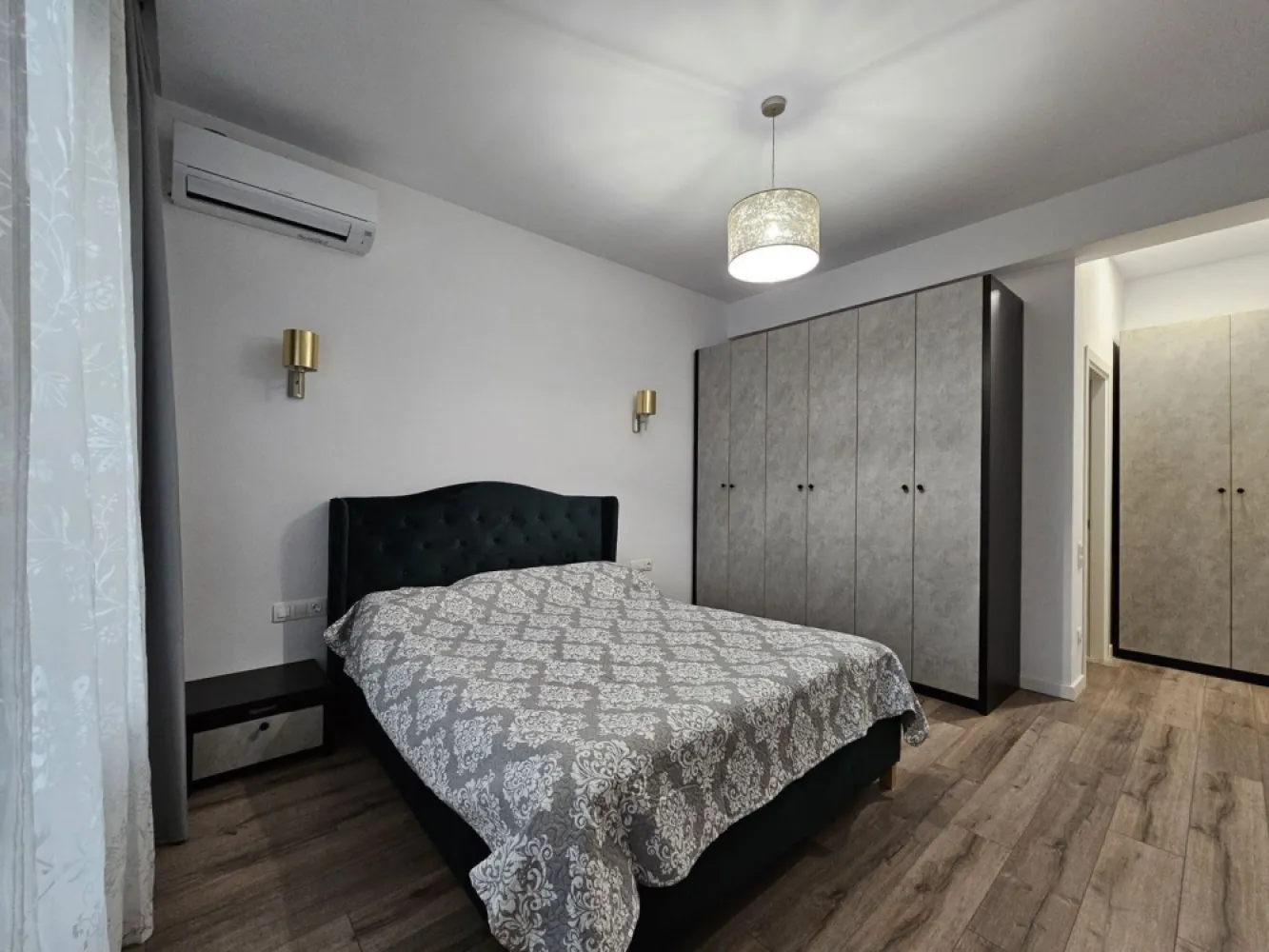 Proprietar vând locuință în Tunari IlfovAn construcție 2 - Proprietar - Vând Vilă Tip Parter Individuala în Tunari, Județ Ilfov, complet mobilată și utilată. An construcție 2022. Este situată în Complexul Rezidențial Villa Nova Residence Casa si zona sunt super ok dar noi ne-am schimbat planurile. Detalii: • Suprafață teren: 303 m2 , Suprafață casă: 107 m2, suprafa utilă 90,3 m • Terasă de 16 m2 cu pergolă și mobilier • 2 locuri de parcare proprii • 4 camere spațioase (înălțime in toată casa 3 m), 2 băi, bucătărie complet echipată (masina de spalat vase 16 seturi, hota silentioasa cu 700 m3 evacuare, cuptoare Bosh, etc.) • Pod mare (2,1 m înălțime la coama) pe toata suprafata casei. • Încălzire în pardoseală, cu centrală proprie pe gaz • Geamuri mari Tripan cu protecție UV și jaluzele exterioare din aluminiu la toate geamurile, actionate cu telecomanda. • Aparate de aer condiționat Mitsubishi noi în toate camerele ( 18000 btu living, 9000 in dormitoare) • Finisaje premium: gresie și faianță de calitate superioară, parchet SPC compatibil cu încălzirea în pardoseală și uși moderne • Transport în comun la 12 minute de mers pe jos • Distante cu masina: 20 min pana la mall Băneasa, 20 min pana la aeroportul Otopeni.