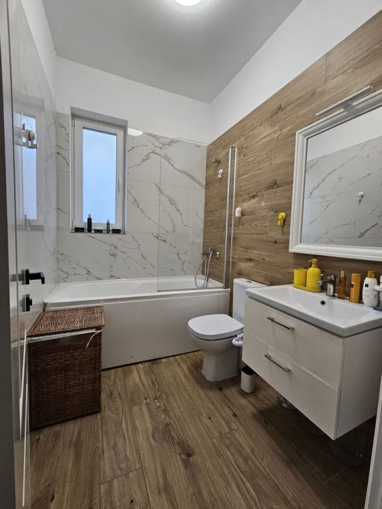 Proprietar vând locuință în Tunari IlfovAn construcție 2 - Proprietar - Vând Vilă Tip Parter Individuala în Tunari, Județ Ilfov, complet mobilată și utilată. An construcție 2022. Este situată în Complexul Rezidențial Villa Nova Residence Casa si zona sunt super ok dar noi ne-am schimbat planurile. Detalii: • Suprafață teren: 303 m2 , Suprafață casă: 107 m2, suprafa utilă 90,3 m • Terasă de 16 m2 cu pergolă și mobilier • 2 locuri de parcare proprii • 4 camere spațioase (înălțime in toată casa 3 m), 2 băi, bucătărie complet echipată (masina de spalat vase 16 seturi, hota silentioasa cu 700 m3 evacuare, cuptoare Bosh, etc.) • Pod mare (2,1 m înălțime la coama) pe toata suprafata casei. • Încălzire în pardoseală, cu centrală proprie pe gaz • Geamuri mari Tripan cu protecție UV și jaluzele exterioare din aluminiu la toate geamurile, actionate cu telecomanda. • Aparate de aer condiționat Mitsubishi noi în toate camerele ( 18000 btu living, 9000 in dormitoare) • Finisaje premium: gresie și faianță de calitate superioară, parchet SPC compatibil cu încălzirea în pardoseală și uși moderne • Transport în comun la 12 minute de mers pe jos • Distante cu masina: 20 min pana la mall Băneasa, 20 min pana la aeroportul Otopeni.