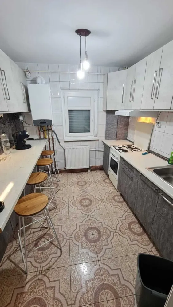 Inchiriez apartament 2 camere Rahova - Proprietar, închiriez apartament cu 2 camere în Sector 5 - Zona Rahova - Sebastian - Peco Sălaj. Apartamentul este decomandat, în suprafată de 48 mp utili, parter/4. Blocul este reabilitat termic în 2024. Apartamentul este mobilat si utilat (centrala termica, masina de spalat rufe, aragaz, frigider, hota, televizor).