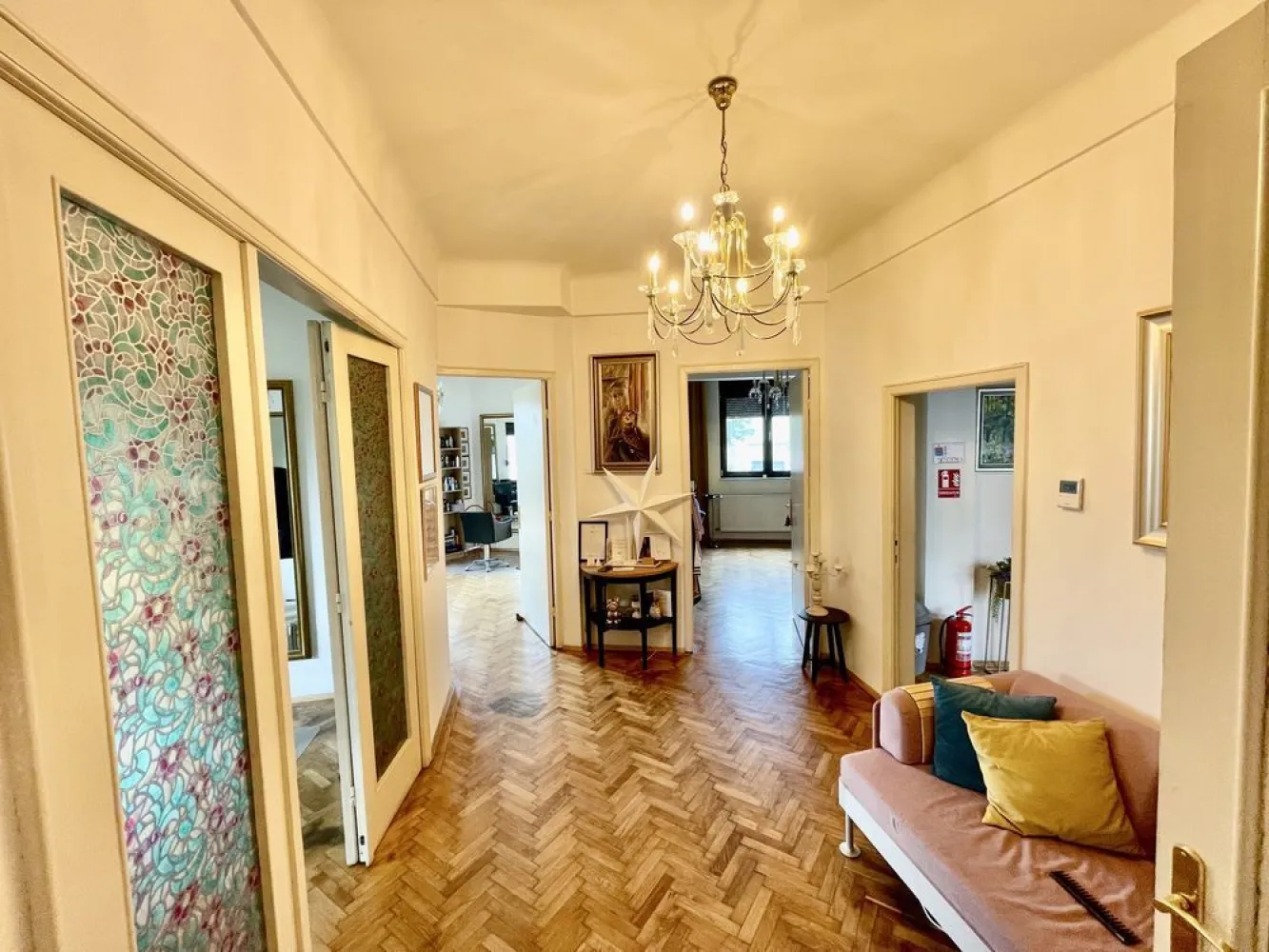 Proprietar - Dorobanti - Spatiu comercial-birouri - Av. Radu Beller 4 - Spatiu cu destinație comercială sau de birouri, având vedere pe Lt. Av. Radu Beller - Putul lui Zamfir, Piața Dorobanți, situat in cea mai comercială zona din Dorobanți - Floreasca. Spatiul dispune de 2 grupuri sanitare, are centrala încălzire Viessman, aer condiționat Daikin. Spatii din proximitate: High Heels, Nuba Caffe,Coffe Map Roastery, B4, Chocolate, Ana Pan, Nick, Paul, White Horse, etc