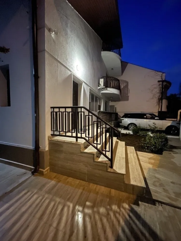 Direct Propietar - Vila de inchirat Herastau- Nicolae Caramfil - Direct Proprietar - Vila Complet Mobilată şi Utilată pentru Închiriere în Zona de Nord, Bucureşti Oferim spre închiriere o vilă superbă, recent renovată (2021), situată în zona exclusivistă Nicolae G. Caramfil din nordul Bucureştiului. Aceasta este ideală pentru rezidenţă, birouri sau chiar clinici, datorită compartimentării versatile şi dotărilor complete. Detalii Vilă: Tip: Vilă insiruită, cu regim de înălţime P + 1 + M Compartimentare: Parter: Zonă de living şi dining spaţioasă, bucătărie decomandată, 2 băi şi 2 dormitoare. Etaj 1: 2 dormitoare luminoase, o baie şi o terasă generoasă. Mansardă: Dormitor, baie proprie, terasă şi multiple spaţii de depozitare. Facilităţi: Curte privată pentru momente de relaxare şi un loc de parcare dedicat. Beneficii: Vila impresionează prin finisajele de calitate, spaţiile generoase şi amplasarea într-o zonă liniştită, dar accesibilă. O alegere perfectă pentru locuit, spaţiu de birou modern sau pentru o clinică de profil. Pentru mai multe detalii şi programarea unei vizionări, vă invităm să ne contactaţi.