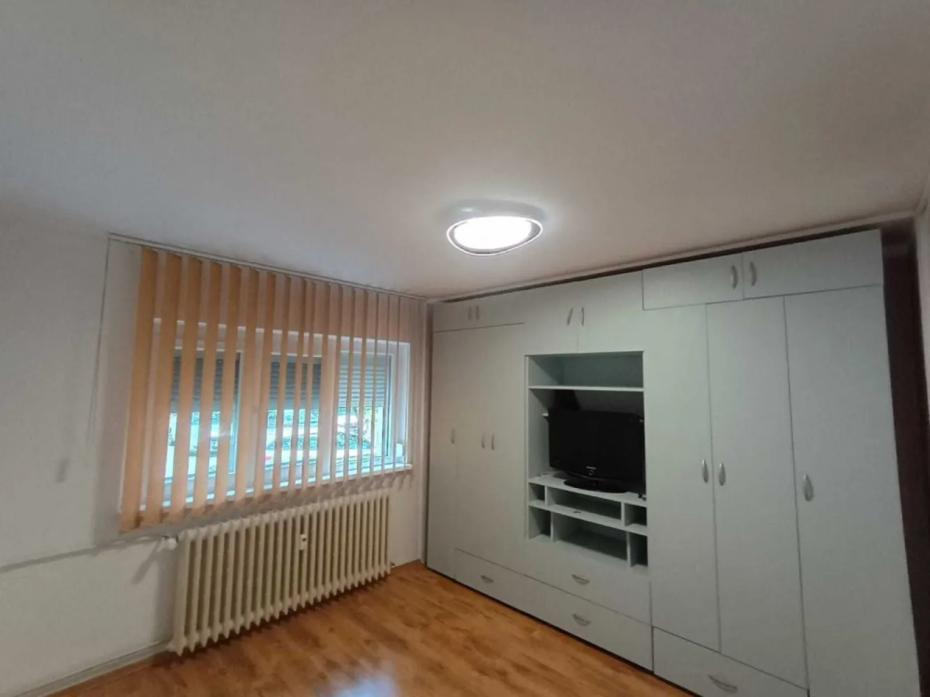 Inchiriez apartament 2 camere Rahova - Proprietar, închiriez apartament cu 2 camere în Sector 5 - Zona Rahova - Sebastian - Peco Sălaj. Apartamentul este decomandat, în suprafată de 48 mp utili, parter/4. Blocul este reabilitat termic în 2024. Apartamentul este mobilat si utilat (centrala termica, masina de spalat rufe, aragaz, frigider, hota, televizor).