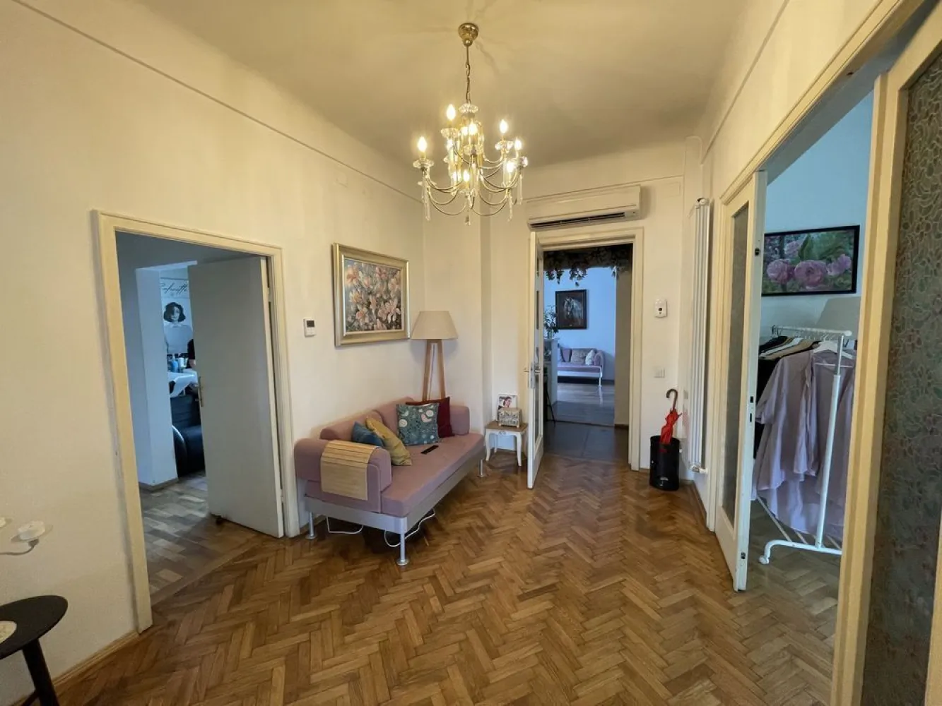 Proprietar - Dorobanti - Spatiu comercial-birouri - Av. Radu Beller 4 - Spatiu cu destinație comercială sau de birouri, având vedere pe Lt. Av. Radu Beller - Putul lui Zamfir, Piața Dorobanți, situat in cea mai comercială zona din Dorobanți - Floreasca. Spatiul dispune de 2 grupuri sanitare, are centrala încălzire Viessman, aer condiționat Daikin. Spatii din proximitate: High Heels, Nuba Caffe,Coffe Map Roastery, B4, Chocolate, Ana Pan, Nick, Paul, White Horse, etc