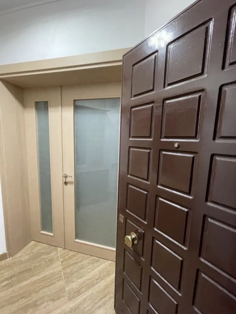 Direct Propietar - Vila de inchirat Herastau- Nicolae Caramfil - Direct Proprietar - Vila Complet Mobilată şi Utilată pentru Închiriere în Zona de Nord, Bucureşti Oferim spre închiriere o vilă superbă, recent renovată (2021), situată în zona exclusivistă Nicolae G. Caramfil din nordul Bucureştiului. Aceasta este ideală pentru rezidenţă, birouri sau chiar clinici, datorită compartimentării versatile şi dotărilor complete. Detalii Vilă: Tip: Vilă insiruită, cu regim de înălţime P + 1 + M Compartimentare: Parter: Zonă de living şi dining spaţioasă, bucătărie decomandată, 2 băi şi 2 dormitoare. Etaj 1: 2 dormitoare luminoase, o baie şi o terasă generoasă. Mansardă: Dormitor, baie proprie, terasă şi multiple spaţii de depozitare. Facilităţi: Curte privată pentru momente de relaxare şi un loc de parcare dedicat. Beneficii: Vila impresionează prin finisajele de calitate, spaţiile generoase şi amplasarea într-o zonă liniştită, dar accesibilă. O alegere perfectă pentru locuit, spaţiu de birou modern sau pentru o clinică de profil. Pentru mai multe detalii şi programarea unei vizionări, vă invităm să ne contactaţi.