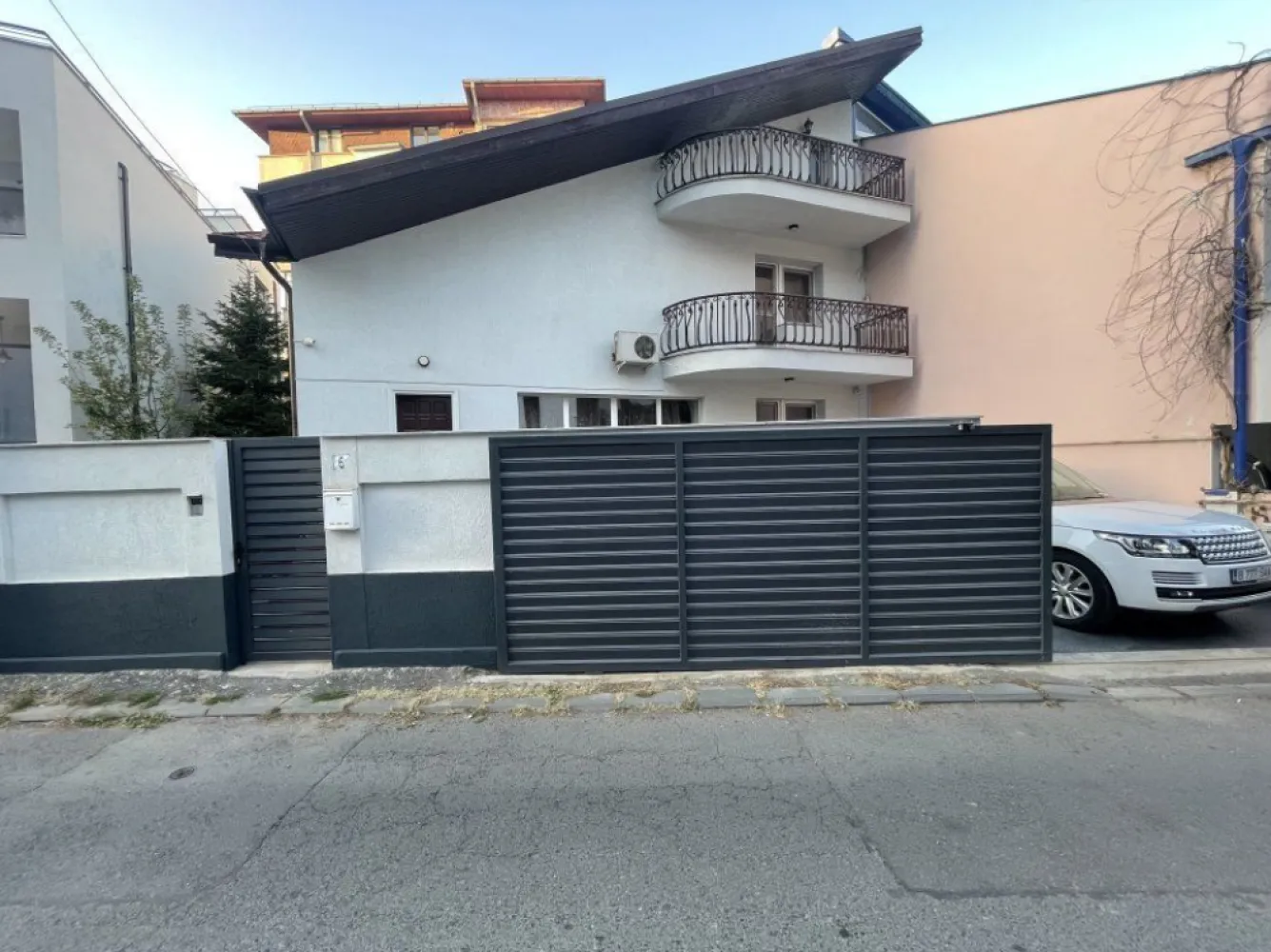 Direct Propietar - Vila de inchirat Herastau- Nicolae Caramfil - Direct Proprietar - Vila Complet Mobilată şi Utilată pentru Închiriere în Zona de Nord, Bucureşti Oferim spre închiriere o vilă superbă, recent renovată (2021), situată în zona exclusivistă Nicolae G. Caramfil din nordul Bucureştiului. Aceasta este ideală pentru rezidenţă, birouri sau chiar clinici, datorită compartimentării versatile şi dotărilor complete. Detalii Vilă: Tip: Vilă insiruită, cu regim de înălţime P + 1 + M Compartimentare: Parter: Zonă de living şi dining spaţioasă, bucătărie decomandată, 2 băi şi 2 dormitoare. Etaj 1: 2 dormitoare luminoase, o baie şi o terasă generoasă. Mansardă: Dormitor, baie proprie, terasă şi multiple spaţii de depozitare. Facilităţi: Curte privată pentru momente de relaxare şi un loc de parcare dedicat. Beneficii: Vila impresionează prin finisajele de calitate, spaţiile generoase şi amplasarea într-o zonă liniştită, dar accesibilă. O alegere perfectă pentru locuit, spaţiu de birou modern sau pentru o clinică de profil. Pentru mai multe detalii şi programarea unei vizionări, vă invităm să ne contactaţi.
