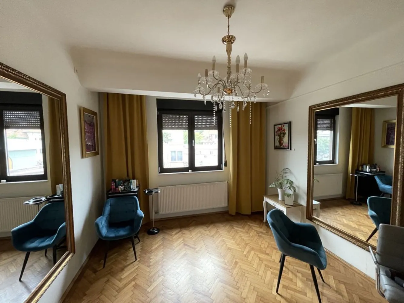 Proprietar - Dorobanti - Spatiu comercial-birouri - Av. Radu Beller 4 - Spatiu cu destinație comercială sau de birouri, având vedere pe Lt. Av. Radu Beller - Putul lui Zamfir, Piața Dorobanți, situat in cea mai comercială zona din Dorobanți - Floreasca. Spatiul dispune de 2 grupuri sanitare, are centrala încălzire Viessman, aer condiționat Daikin. Spatii din proximitate: High Heels, Nuba Caffe,Coffe Map Roastery, B4, Chocolate, Ana Pan, Nick, Paul, White Horse, etc