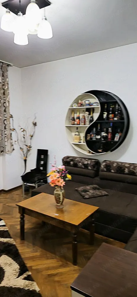 Apartament 2 camere Maria Rosetti - Apartament 2 camere decomandat zona Maria Rosetti str Logofăt Luca Stroici nr 16 A An construcție bloc 1939, fără risc seismic! Decomandat 57 m utili Etaj P 3 (parter înalt) Apartamentul deține o boxă, 3 poduri (depozitare), beneficiază de o curte interioară la comun! Îmbunătățiri: Parchet, gresie,faianță, termopan, centrală, usa metalică, etc! Apartamentul se vinde complet mobilat și utilat! NU COLABOREZ CU AGENȚII IMOBILIARE! NU OFER COMISION!!