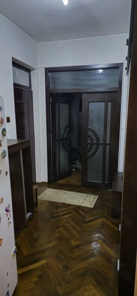 Apartament 2 camere Maria Rosetti - Apartament 2 camere decomandat zona Maria Rosetti str Logofăt Luca Stroici nr 16 A An construcție bloc 1939, fără risc seismic! Decomandat 57 m utili Etaj P 3 (parter înalt) Apartamentul deține o boxă, 3 poduri (depozitare), beneficiază de o curte interioară la comun! Îmbunătățiri: Parchet, gresie,faianță, termopan, centrală, usa metalică, etc! Apartamentul se vinde complet mobilat și utilat! NU COLABOREZ CU AGENȚII IMOBILIARE! NU OFER COMISION!!
