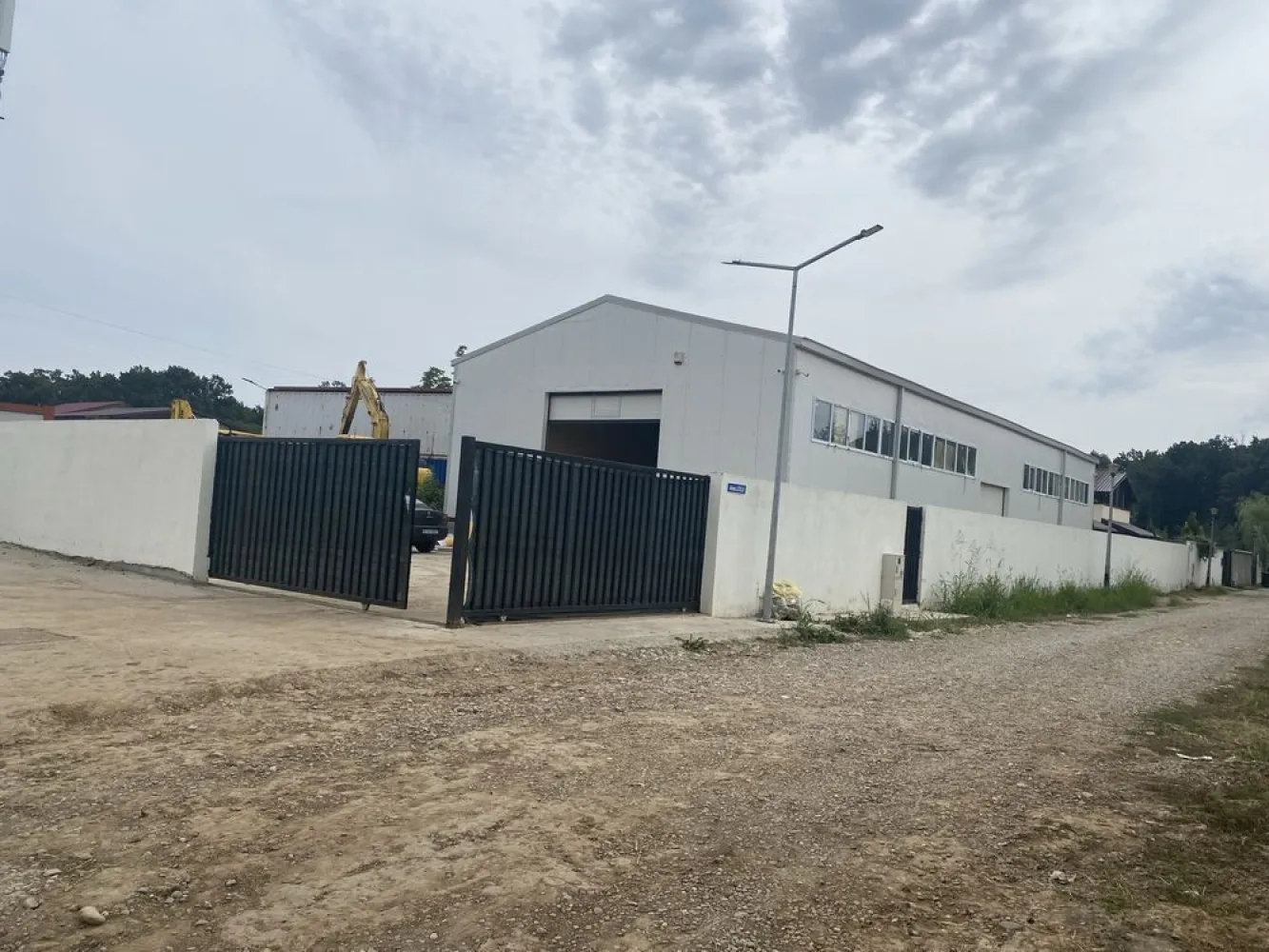 Hala de vanzare,Pantelimon - Hala este situata in Pantelimon pe bdul Biruintei,DN3,vis a vis de fabrica SANO,la doi km de nodul DN3 cu A0 Suprafata hala 300mp Suprafata tern 915 mp Este compusa din birou 15 mp,grup sanitar,vestiar si spatiu depozitere,productie Structura metalica IPE 240,panouri 6 cm si acoperis 8 cm Curent trifazic 32 kw,apa(put),cana(fosa),gazele apa si canalul de la retea sunt in fata proprietatii Alarma,camere video,AC Momentan este inchiriata