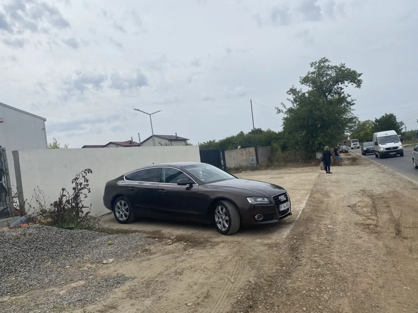 Hala de vanzare,Pantelimon - Hala este situata in Pantelimon pe bdul Biruintei,DN3,vis a vis de fabrica SANO,la doi km de nodul DN3 cu A0 Suprafata hala 300mp Suprafata tern 915 mp Este compusa din birou 15 mp,grup sanitar,vestiar si spatiu depozitere,productie Structura metalica IPE 240,panouri 6 cm si acoperis 8 cm Curent trifazic 32 kw,apa(put),cana(fosa),gazele apa si canalul de la retea sunt in fata proprietatii Alarma,camere video,AC Momentan este inchiriata