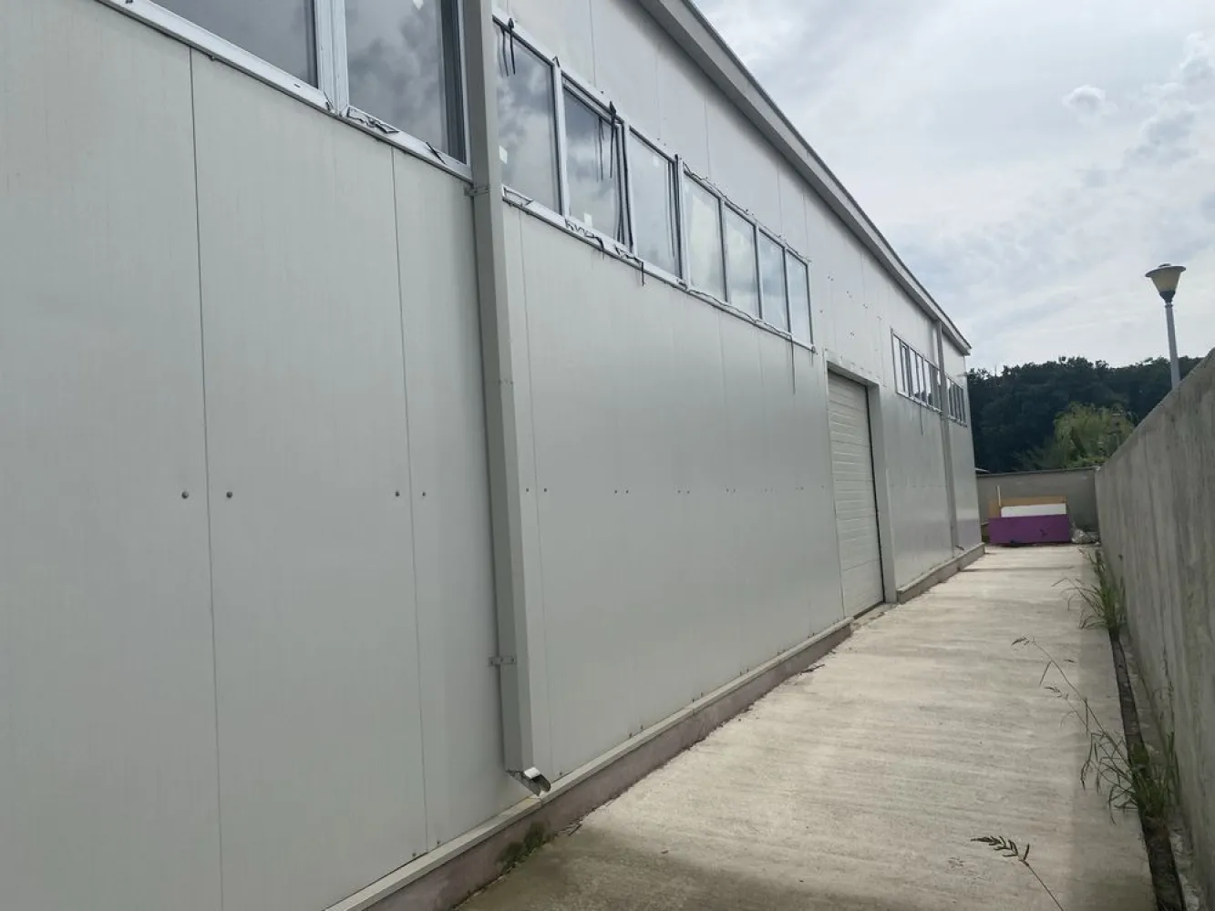 Hala de vanzare,Pantelimon - Hala este situata in Pantelimon pe bdul Biruintei,DN3,vis a vis de fabrica SANO,la doi km de nodul DN3 cu A0 Suprafata hala 300mp Suprafata tern 915 mp Este compusa din birou 15 mp,grup sanitar,vestiar si spatiu depozitere,productie Structura metalica IPE 240,panouri 6 cm si acoperis 8 cm Curent trifazic 32 kw,apa(put),cana(fosa),gazele apa si canalul de la retea sunt in fata proprietatii Alarma,camere video,AC Momentan este inchiriata