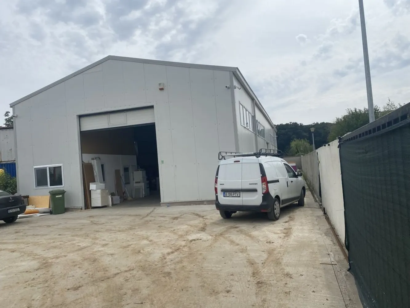 Hala de vanzare,Pantelimon - Hala este situata in Pantelimon pe bdul Biruintei,DN3,vis a vis de fabrica SANO,la doi km de nodul DN3 cu A0 Suprafata hala 300mp Suprafata tern 915 mp Este compusa din birou 15 mp,grup sanitar,vestiar si spatiu depozitere,productie Structura metalica IPE 240,panouri 6 cm si acoperis 8 cm Curent trifazic 32 kw,apa(put),cana(fosa),gazele apa si canalul de la retea sunt in fata proprietatii Alarma,camere video,AC Momentan este inchiriata