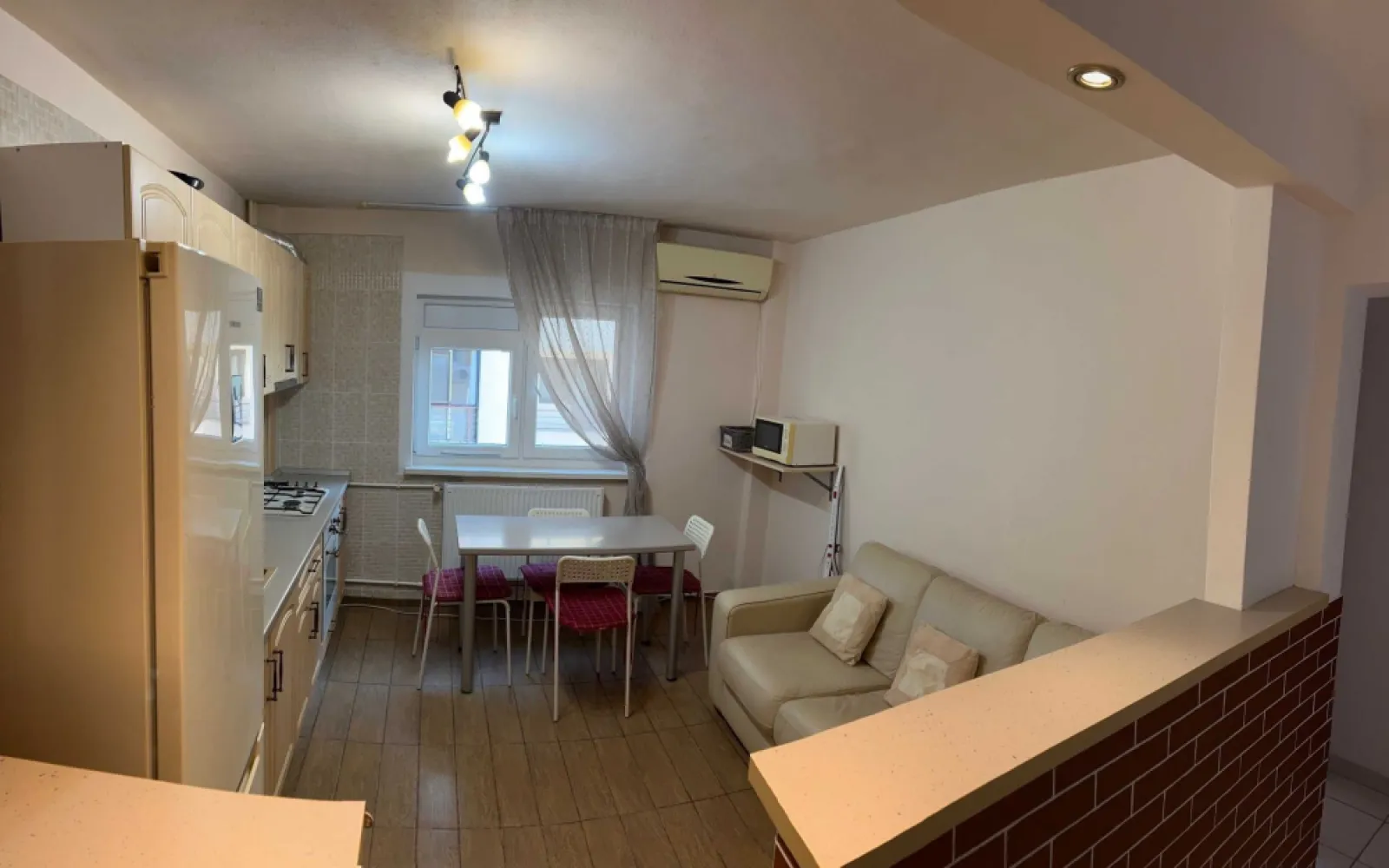 De închiriat apartament 2 camere Iancului - Închiriez apartament 2 camere, Strada Dima Cristescu, nr. 5, etaj 9 din 10. Apartamentul se compune din 2 dormitoare, bucătărie-living deschisă, hol și baie. Un dormitor cu balcon, cu pat de 2 persoane, un dormitor cu pat de o persoană, ambele cu saltele memory-foam și o canapea din piele naturală extensibilă în bucătărie-living. Complet utilat: frigider, microunde, aer condiționat, cuptor electric, plită pe gaz, hotă, aspirator vertical fără fir, calorifer electric, boiler de apă caldă, etc. Apartamentul dispune de veselă, tacâmuri, lenjerii de pat și prosoape, fiind gata de mutat doar cu bunurile personale. Blocul a fost izolat anul acesta și au fost schimbate termopanele. De asemenea, are și loc de parcare.Distanțe pe jos: 10 minute Mega Mall, 10 minute Metrou Iancului, 3 minute autobuz 335 și N102, 3 minute Tramvai 55, 2 minute Tramvai 14, 36. Magazine: Profi, La doi pași, Dr. Max. la 1 bloc distanță, Mega Image la 2, Lidl la 3. Prețul este de 500 de euro, NEGOCIABIL, nu am nevoie de garanție și sunt deschis la schimbări în apartament.