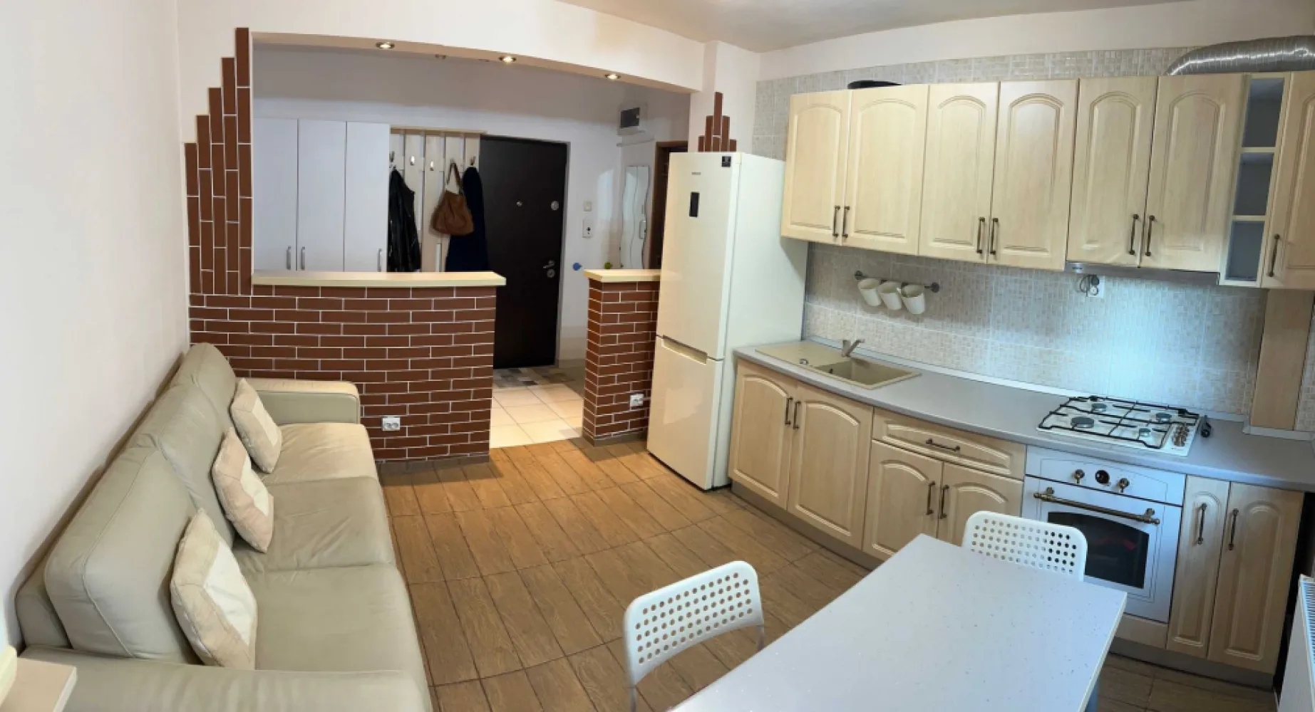 De închiriat apartament 2 camere Iancului - Închiriez apartament 2 camere, Strada Dima Cristescu, nr. 5, etaj 9 din 10. Apartamentul se compune din 2 dormitoare, bucătărie-living deschisă, hol și baie. Un dormitor cu balcon, cu pat de 2 persoane, un dormitor cu pat de o persoană, ambele cu saltele memory-foam și o canapea din piele naturală extensibilă în bucătărie-living. Complet utilat: frigider, microunde, aer condiționat, cuptor electric, plită pe gaz, hotă, aspirator vertical fără fir, calorifer electric, boiler de apă caldă, etc. Apartamentul dispune de veselă, tacâmuri, lenjerii de pat și prosoape, fiind gata de mutat doar cu bunurile personale. Blocul a fost izolat anul acesta și au fost schimbate termopanele. De asemenea, are și loc de parcare.Distanțe pe jos: 10 minute Mega Mall, 10 minute Metrou Iancului, 3 minute autobuz 335 și N102, 3 minute Tramvai 55, 2 minute Tramvai 14, 36. Magazine: Profi, La doi pași, Dr. Max. la 1 bloc distanță, Mega Image la 2, Lidl la 3. Prețul este de 500 de euro, NEGOCIABIL, nu am nevoie de garanție și sunt deschis la schimbări în apartament.