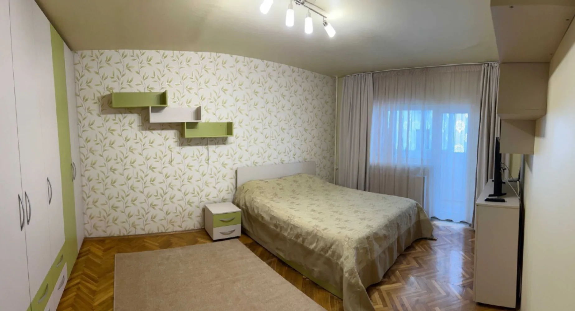 De închiriat apartament 2 camere Iancului - Închiriez apartament 2 camere, Strada Dima Cristescu, nr. 5, etaj 9 din 10. Apartamentul se compune din 2 dormitoare, bucătărie-living deschisă, hol și baie. Un dormitor cu balcon, cu pat de 2 persoane, un dormitor cu pat de o persoană, ambele cu saltele memory-foam și o canapea din piele naturală extensibilă în bucătărie-living. Complet utilat: frigider, microunde, aer condiționat, cuptor electric, plită pe gaz, hotă, aspirator vertical fără fir, calorifer electric, boiler de apă caldă, etc. Apartamentul dispune de veselă, tacâmuri, lenjerii de pat și prosoape, fiind gata de mutat doar cu bunurile personale. Blocul a fost izolat anul acesta și au fost schimbate termopanele. De asemenea, are și loc de parcare.Distanțe pe jos: 10 minute Mega Mall, 10 minute Metrou Iancului, 3 minute autobuz 335 și N102, 3 minute Tramvai 55, 2 minute Tramvai 14, 36. Magazine: Profi, La doi pași, Dr. Max. la 1 bloc distanță, Mega Image la 2, Lidl la 3. Prețul este de 500 de euro, NEGOCIABIL, nu am nevoie de garanție și sunt deschis la schimbări în apartament.