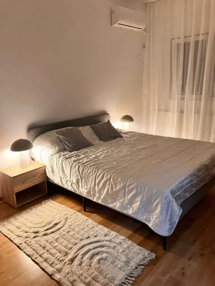 Garsoniera de inchiriat zona Fundeni - Garsoniera spatioasa, suprafata 42 mp, situata la etajul 4 din 5, intr-un bloc cu lift construit in 2015, situat pe strada Marului, la 3 minute distanta de statia STB. Garsoniera are balcon generos, centrala proprie, faianta, gresie, parchet, geamuri termopan, aer conditionat, usa metalica, interfon. Camera de zi si bucataria sunt complet utilate. Zona este linistita, cu multa umbra, imobilul fiind orientat Nord-Sud. Este ferita de zgomotul traficului. In apropiere regasim: scoli, gradinite, Shop&Go;, restaurant, loc de joaca pentru copii, Campus Scolar nou cu bazin de inot si terenuri pentru alte activitati sportive, Centru Spa. Va pot trimite mai multe poze pe whatsapp.
