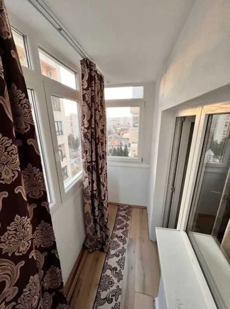 De închiriat apartament 2 camere Iancului - Închiriez apartament 2 camere, Strada Dima Cristescu, nr. 5, etaj 9 din 10. Apartamentul se compune din 2 dormitoare, bucătărie-living deschisă, hol și baie. Un dormitor cu balcon, cu pat de 2 persoane, un dormitor cu pat de o persoană, ambele cu saltele memory-foam și o canapea din piele naturală extensibilă în bucătărie-living. Complet utilat: frigider, microunde, aer condiționat, cuptor electric, plită pe gaz, hotă, aspirator vertical fără fir, calorifer electric, boiler de apă caldă, etc. Apartamentul dispune de veselă, tacâmuri, lenjerii de pat și prosoape, fiind gata de mutat doar cu bunurile personale. Blocul a fost izolat anul acesta și au fost schimbate termopanele. De asemenea, are și loc de parcare.Distanțe pe jos: 10 minute Mega Mall, 10 minute Metrou Iancului, 3 minute autobuz 335 și N102, 3 minute Tramvai 55, 2 minute Tramvai 14, 36. Magazine: Profi, La doi pași, Dr. Max. la 1 bloc distanță, Mega Image la 2, Lidl la 3. Prețul este de 500 de euro, NEGOCIABIL, nu am nevoie de garanție și sunt deschis la schimbări în apartament.