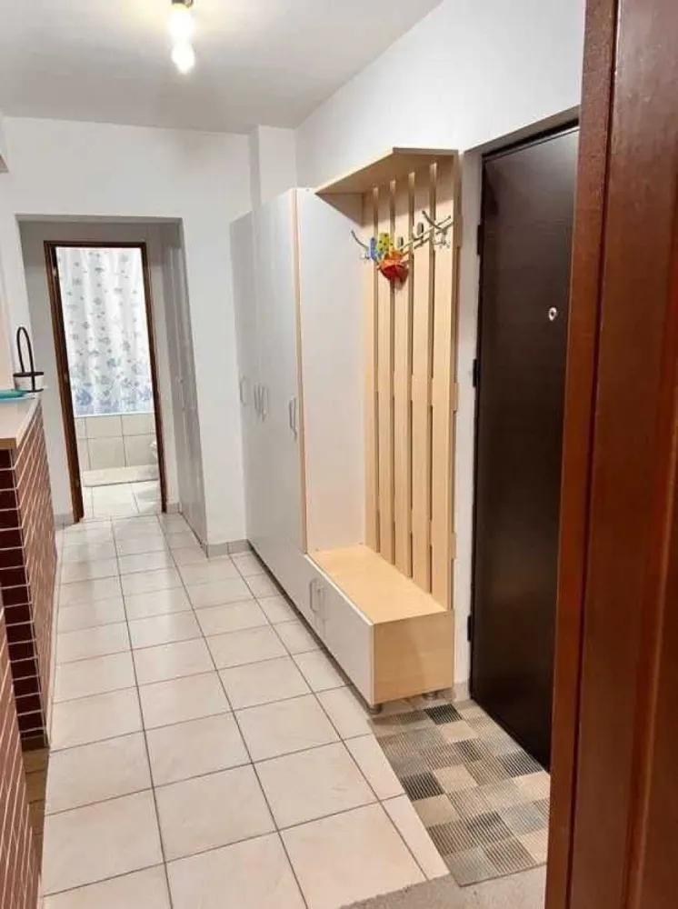 De închiriat apartament 2 camere Iancului - Închiriez apartament 2 camere, Strada Dima Cristescu, nr. 5, etaj 9 din 10. Apartamentul se compune din 2 dormitoare, bucătărie-living deschisă, hol și baie. Un dormitor cu balcon, cu pat de 2 persoane, un dormitor cu pat de o persoană, ambele cu saltele memory-foam și o canapea din piele naturală extensibilă în bucătărie-living. Complet utilat: frigider, microunde, aer condiționat, cuptor electric, plită pe gaz, hotă, aspirator vertical fără fir, calorifer electric, boiler de apă caldă, etc. Apartamentul dispune de veselă, tacâmuri, lenjerii de pat și prosoape, fiind gata de mutat doar cu bunurile personale. Blocul a fost izolat anul acesta și au fost schimbate termopanele. De asemenea, are și loc de parcare.Distanțe pe jos: 10 minute Mega Mall, 10 minute Metrou Iancului, 3 minute autobuz 335 și N102, 3 minute Tramvai 55, 2 minute Tramvai 14, 36. Magazine: Profi, La doi pași, Dr. Max. la 1 bloc distanță, Mega Image la 2, Lidl la 3. Prețul este de 500 de euro, NEGOCIABIL, nu am nevoie de garanție și sunt deschis la schimbări în apartament.