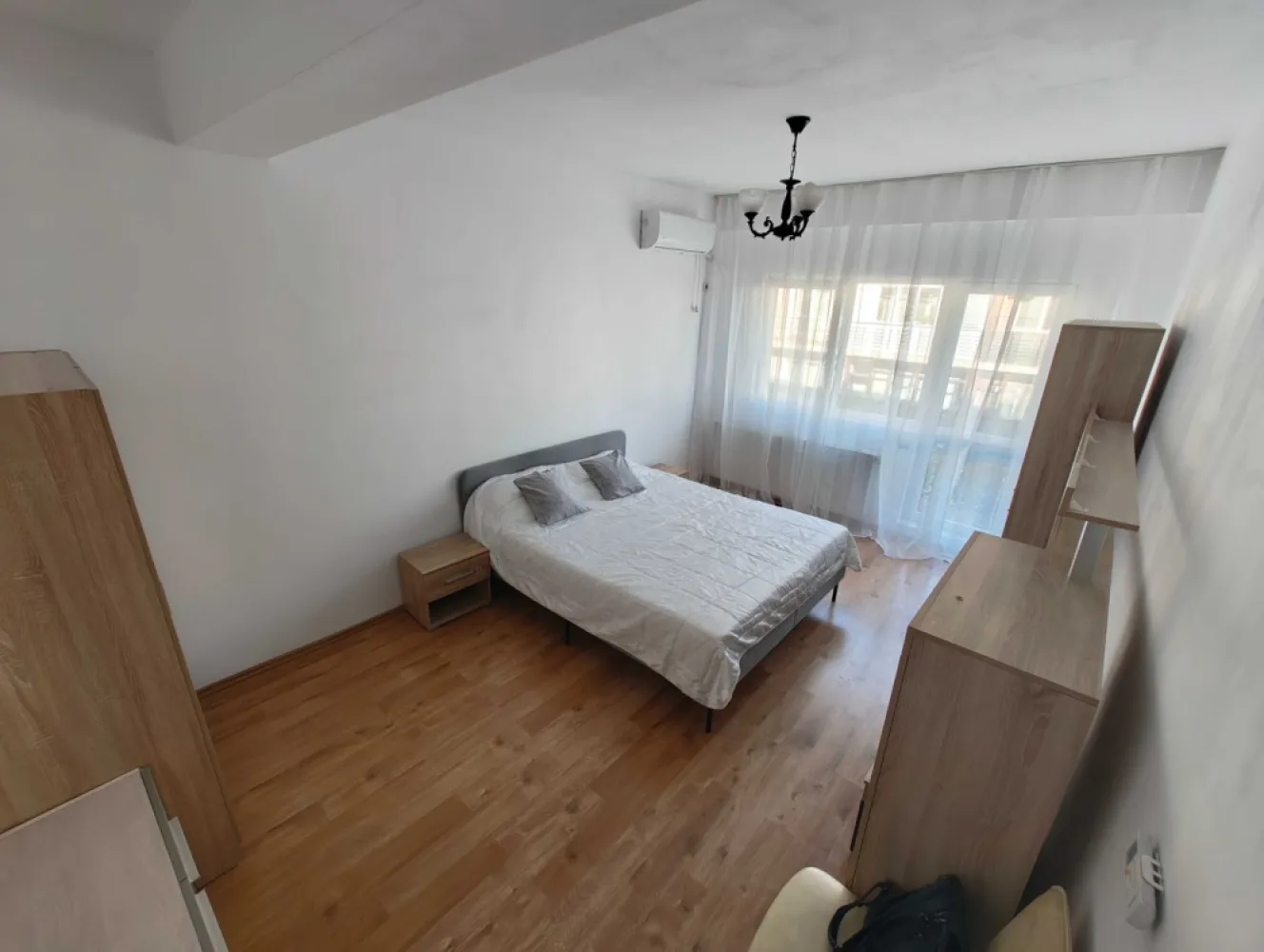 Garsoniera de inchiriat zona Fundeni - Garsoniera spatioasa, suprafata 42 mp, situata la etajul 4 din 5, intr-un bloc cu lift construit in 2015, situat pe strada Marului, la 3 minute distanta de statia STB. Garsoniera are balcon generos, centrala proprie, faianta, gresie, parchet, geamuri termopan, aer conditionat, usa metalica, interfon. Camera de zi si bucataria sunt complet utilate. Zona este linistita, cu multa umbra, imobilul fiind orientat Nord-Sud. Este ferita de zgomotul traficului. In apropiere regasim: scoli, gradinite, Shop&Go;, restaurant, loc de joaca pentru copii, Campus Scolar nou cu bazin de inot si terenuri pentru alte activitati sportive, Centru Spa. Va pot trimite mai multe poze pe whatsapp.