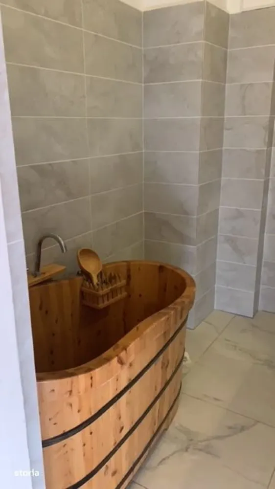 proprietar, Vand villa superba in sec 1 zona cismigiu-plevne.9 camere - proprietar Vand villa superba in zona cismigiu -plevnei. 200 mp. renovata in 2020.  casa este formata din 2 apartamente cu intrari diferite.(toata istalatia electica a fost inlocuita si canalizarea. la etajul 1 apartamentul este format din5 camere, parter 4 camere. curte individuala ( apartamentele nu se vand separat)Aditional, la etajul unu ese pusa placa daca se doreste sa s construiasaca mansarda sau etaj. in zona fiind permis 4 nivele. Suntem deschisi  si pentru firme. Ne puteti contacta la nr de tel.